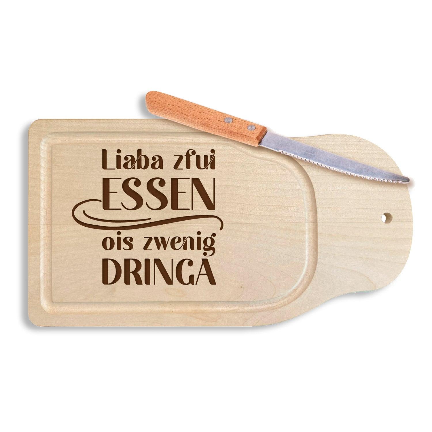 Rechteckiges Brotzeitbrett aus hellem Ahornholz mit schwarzem Schriftzug „Liaba zfui essen ois zwenig dringa“.