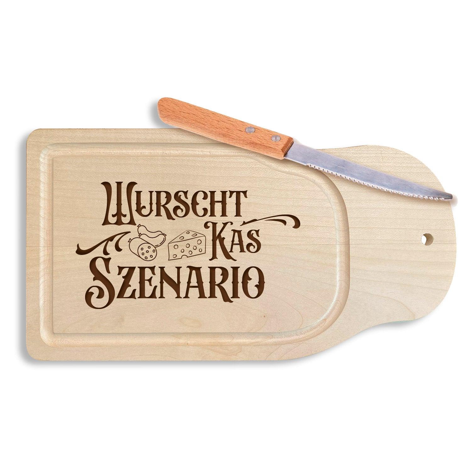 Rechteckiges Brotzeitbrett aus hellem Ahornholz mit Gravur "Wurscht, Kas, Szenario" und unbehandelter Oberfläche.