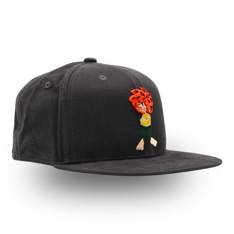 Pumuckl Snapback „Grantler Klub“ schwarz – Cap mit flachem Schirm und 3D-Stick des grantigen Pumuckl, Ansicht schräg links