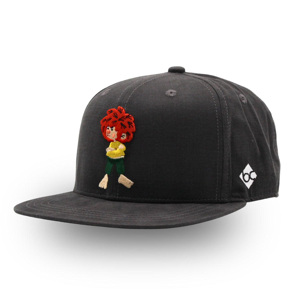 Pumuckl Snapback Cap schwarz, Ansicht schräg rechts mit flachem Schirm