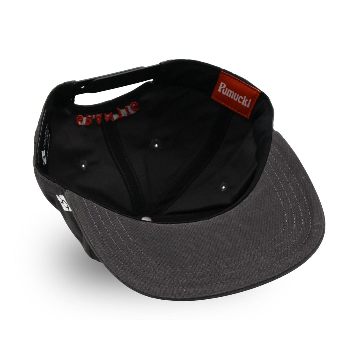 Pumuckl Snapback „Grantler Klub“ Innenansicht mit Pumuckl-Label und Schirmunterseite
