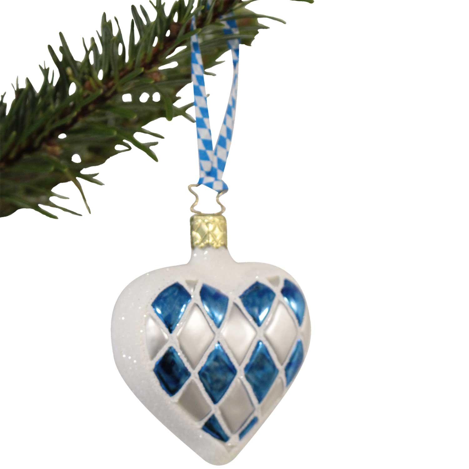 Mundgeblasener Christbaumschmuck aus Glas in Herzform mit bayerischem Rautenmuster und rotem Schriftzug.