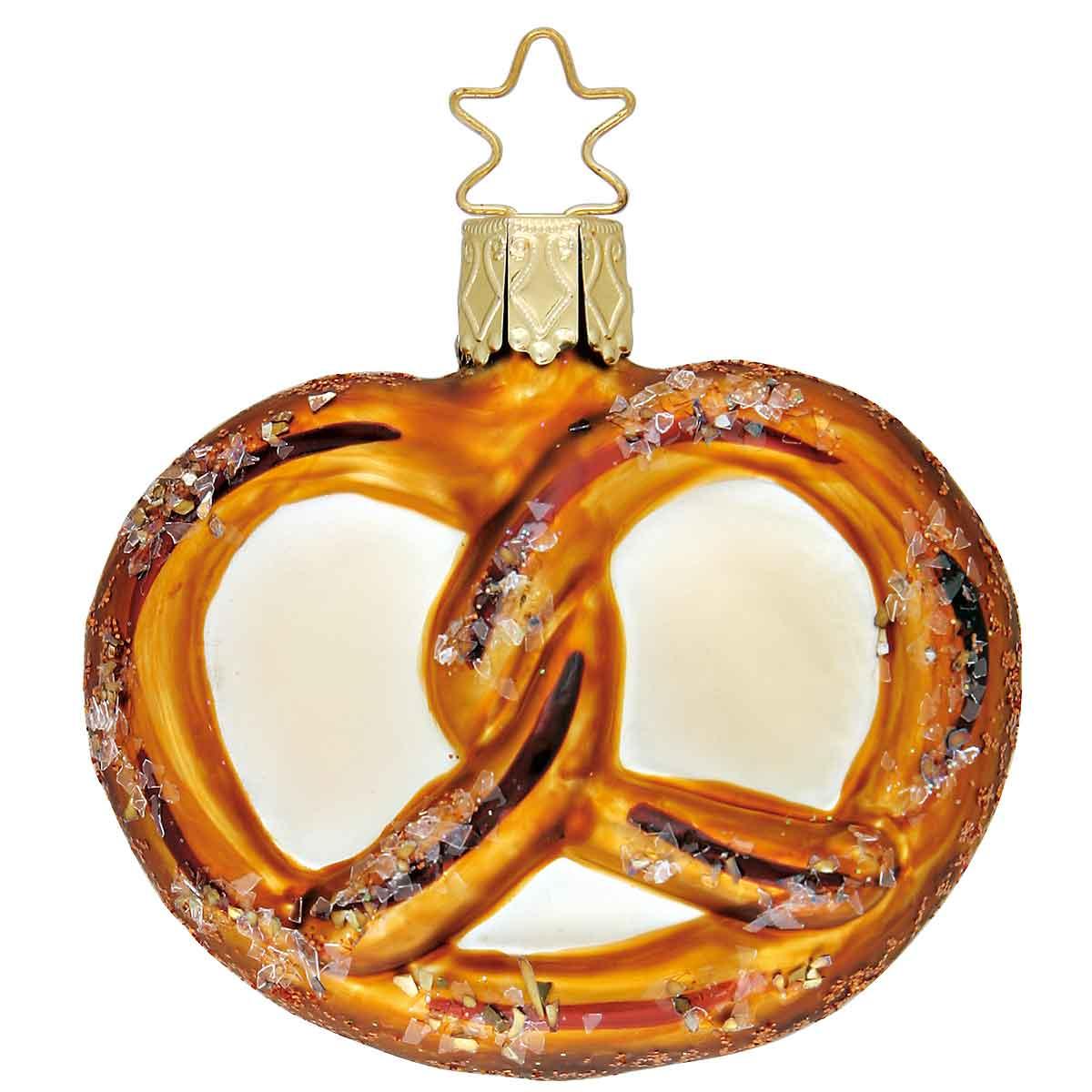 Mundgeblasener Christbaumschmuck in Brezenform aus braunem Glas, verziert mit Silber, glänzend lackiert.