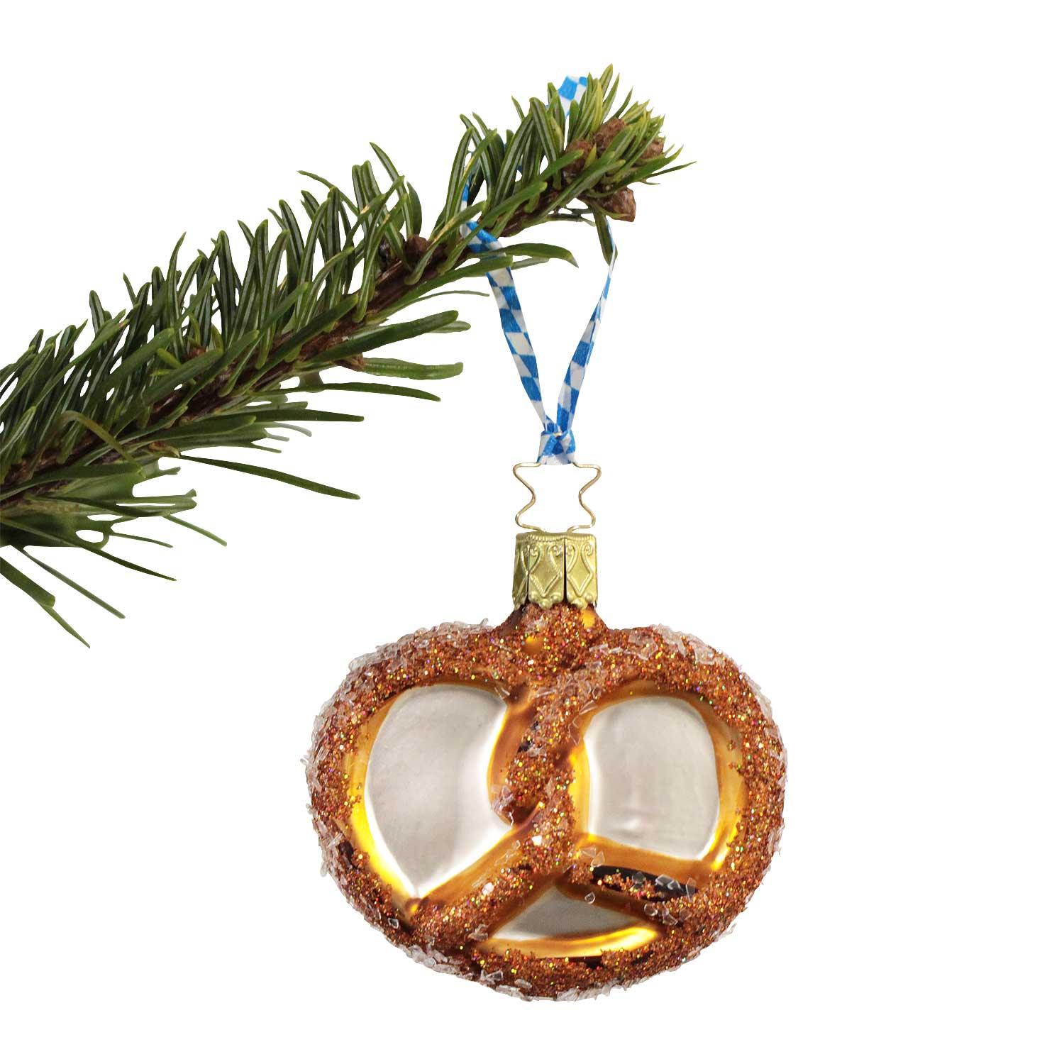 Handgeblasener Christbaumschmuck in Form einer goldbraunen Breze mit glänzender Oberfläche aus Glas
