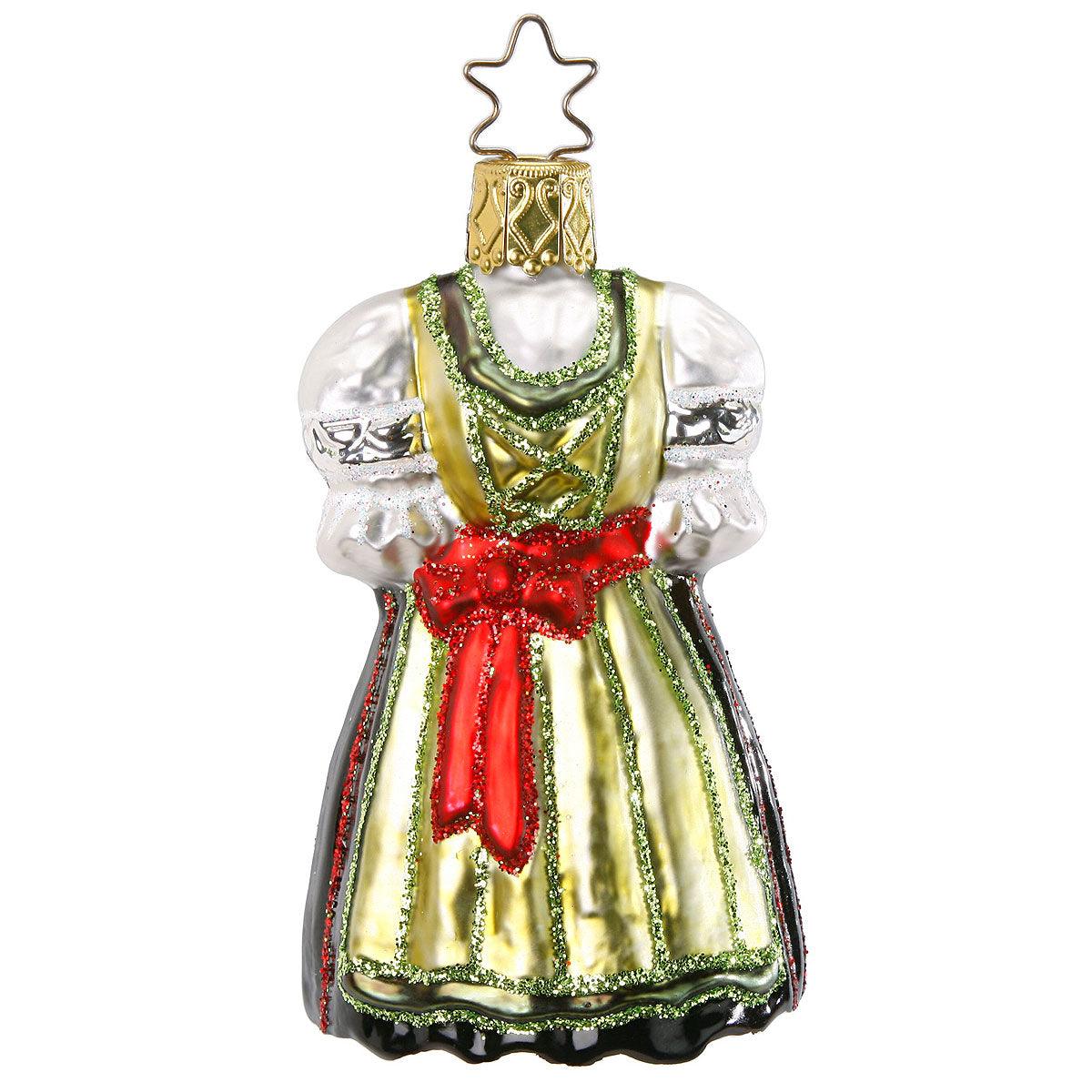 Christbaumschmuck in Form eines traditionellen Dirndls, aus mundgeblasenem Glas, rot-weiß kariert, mit silberner Verspiegelung.