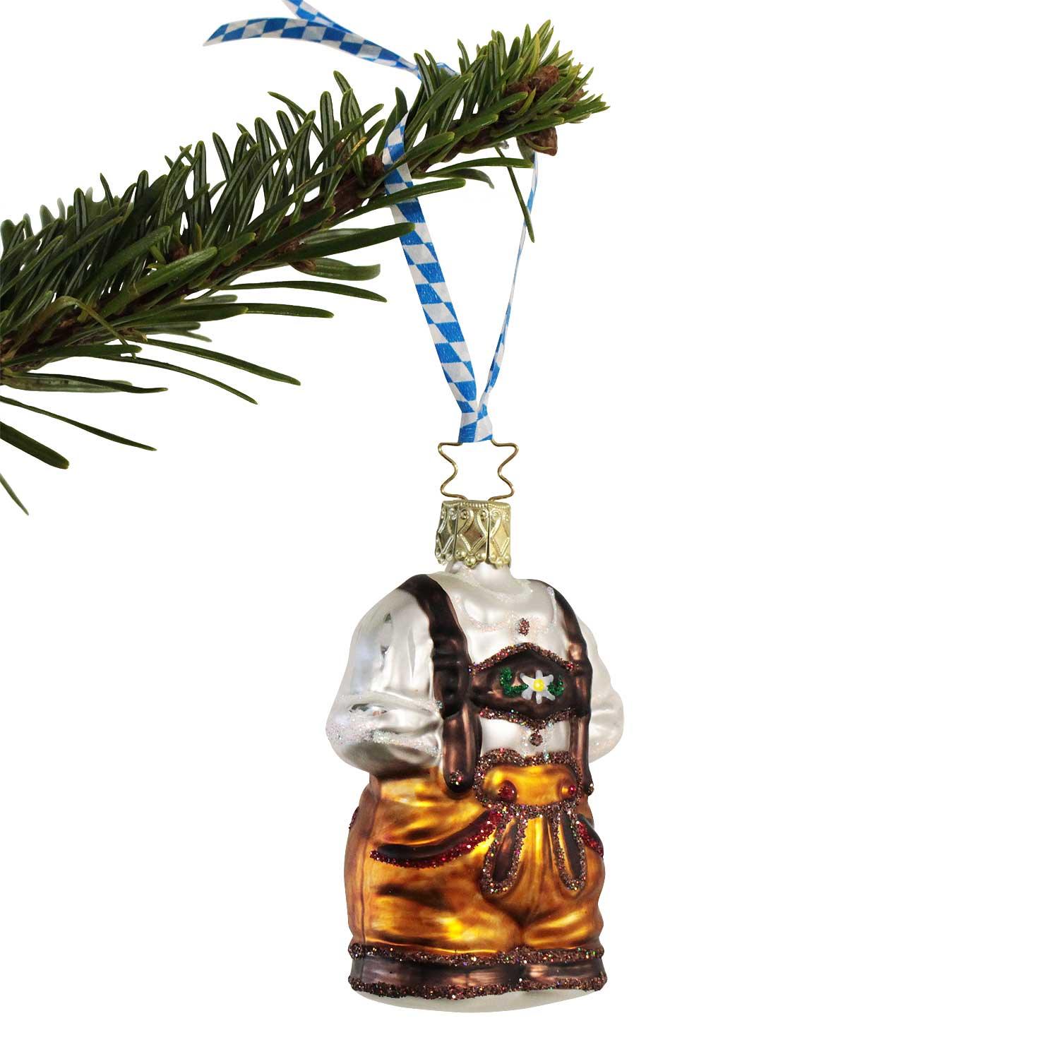 Christbaumschmuck in Form einer braunen Lederhose aus mundgeblasenem, verspiegelt silbernem Glas mit bunter Stickerei.