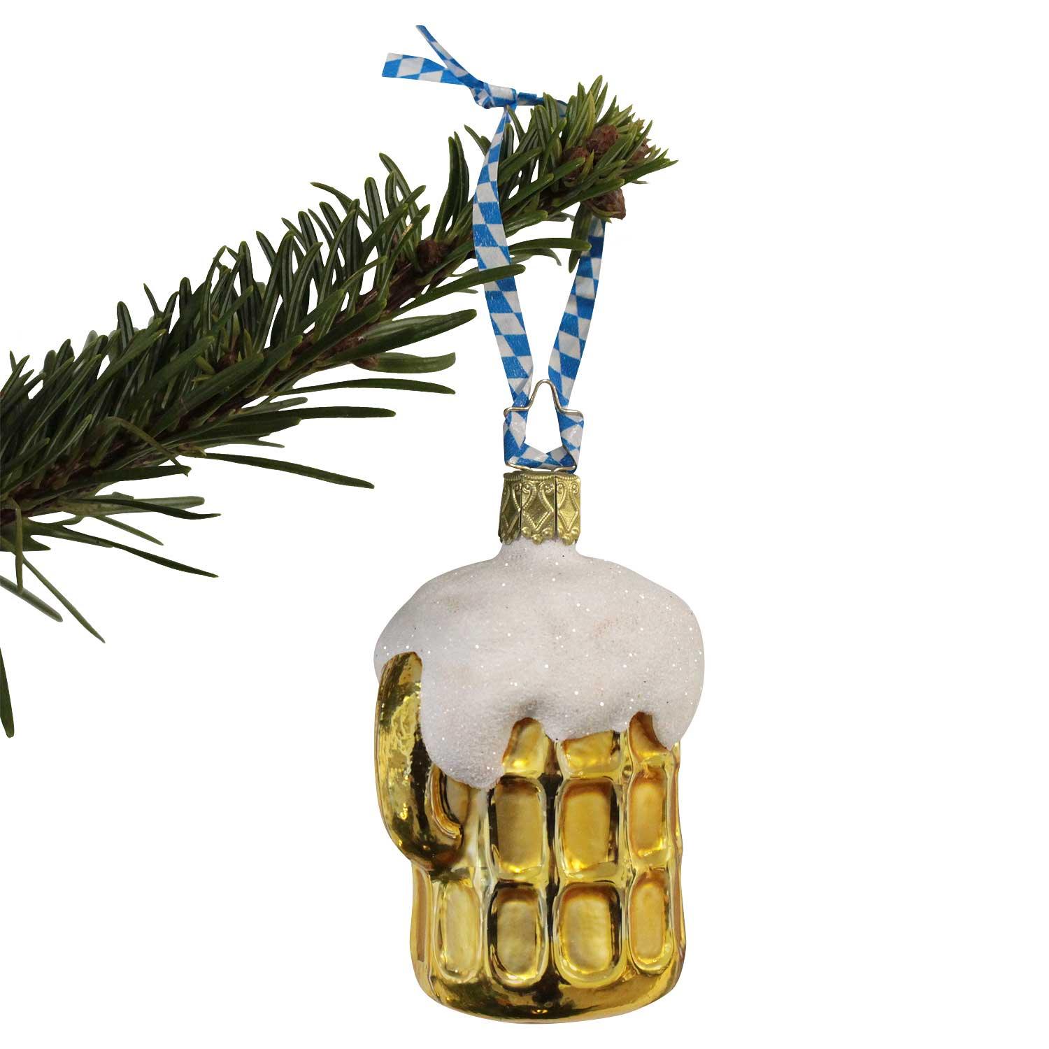 Christbaumschmuck in Form eines Maßkrugs aus mundgeblasenem Glas, versilbert, mit weißem Schaum und blauem Schriftzug.