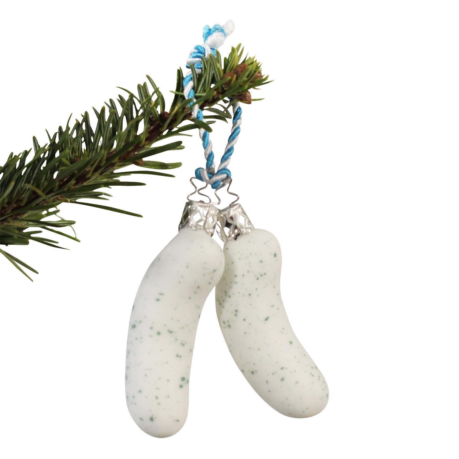 Christbaumschmuck in Form einer Weißwurst aus mundgeblasenem Glas, versilbert, weiß-blaugrau mit feiner Musterung.