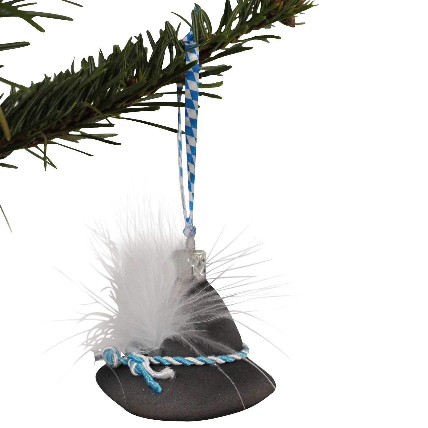 Mundgeblasener Christbaumschmuck aus Glas in Form eines grünen Trachtenhutes mit versilbertem Rand und Federschmuck.