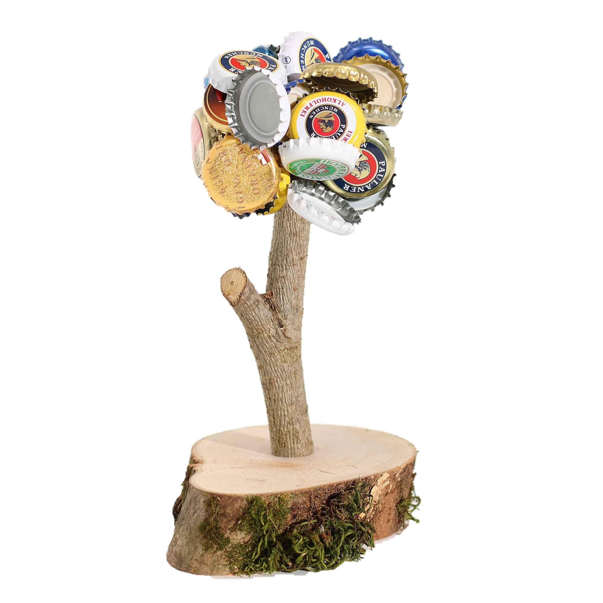 Handgefertigter magnetischer Bierbaum in Holzoptik mit Metallkrone als Baumspitze, hält Kronkorken magnetisch fest.