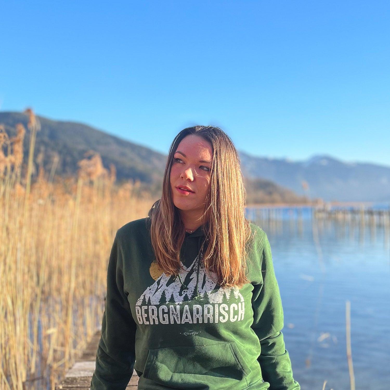 Damen Hoodie in Altrosa mit Kapuze, Frontaufdruck „bergnarrisch“ in Weiß, aus Bio-Baumwolle und Recycling-Polyester.