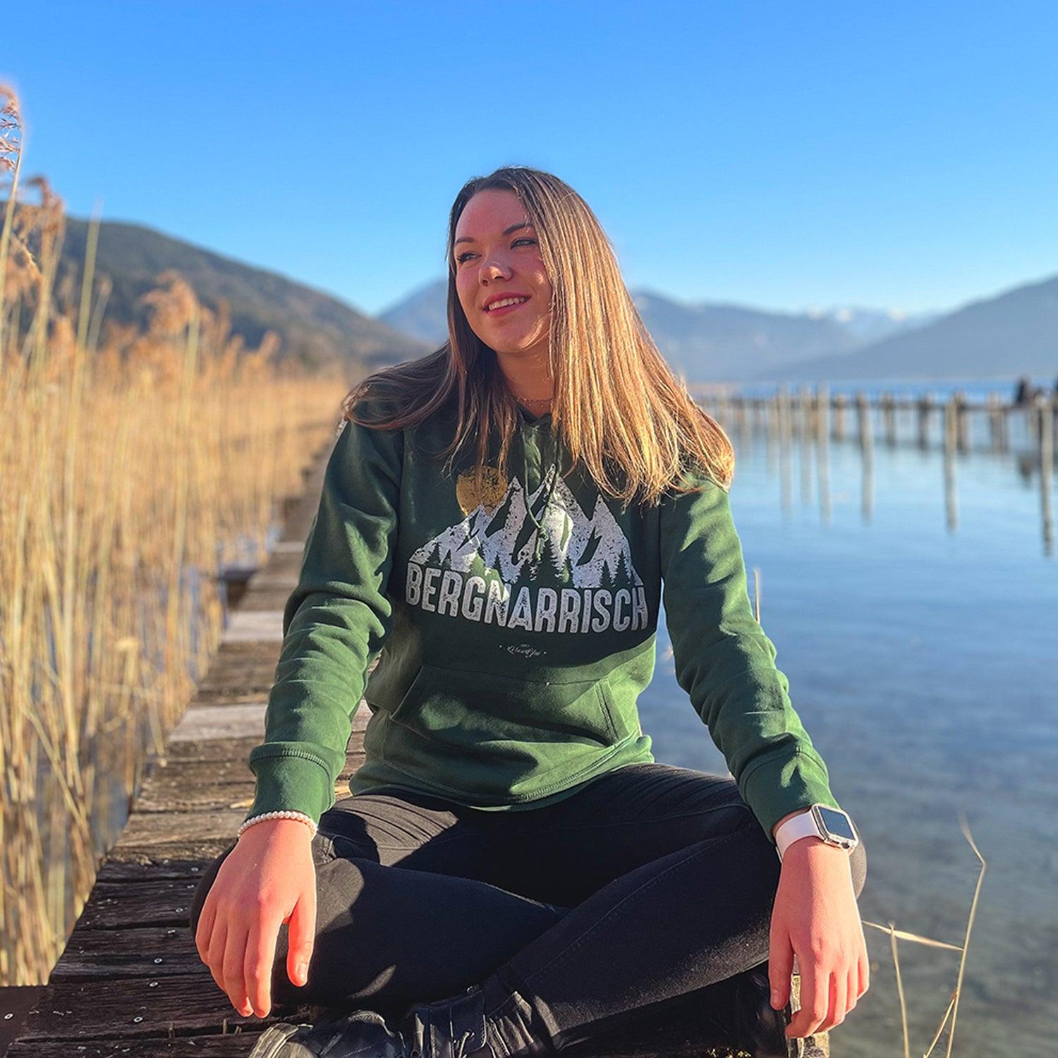 Grauer Damen-Hoodie mit Kapuze, Frontprint „bergnarrisch®“ in Weiß, Kängurutasche, Bio-Baumwolle-Mix.
