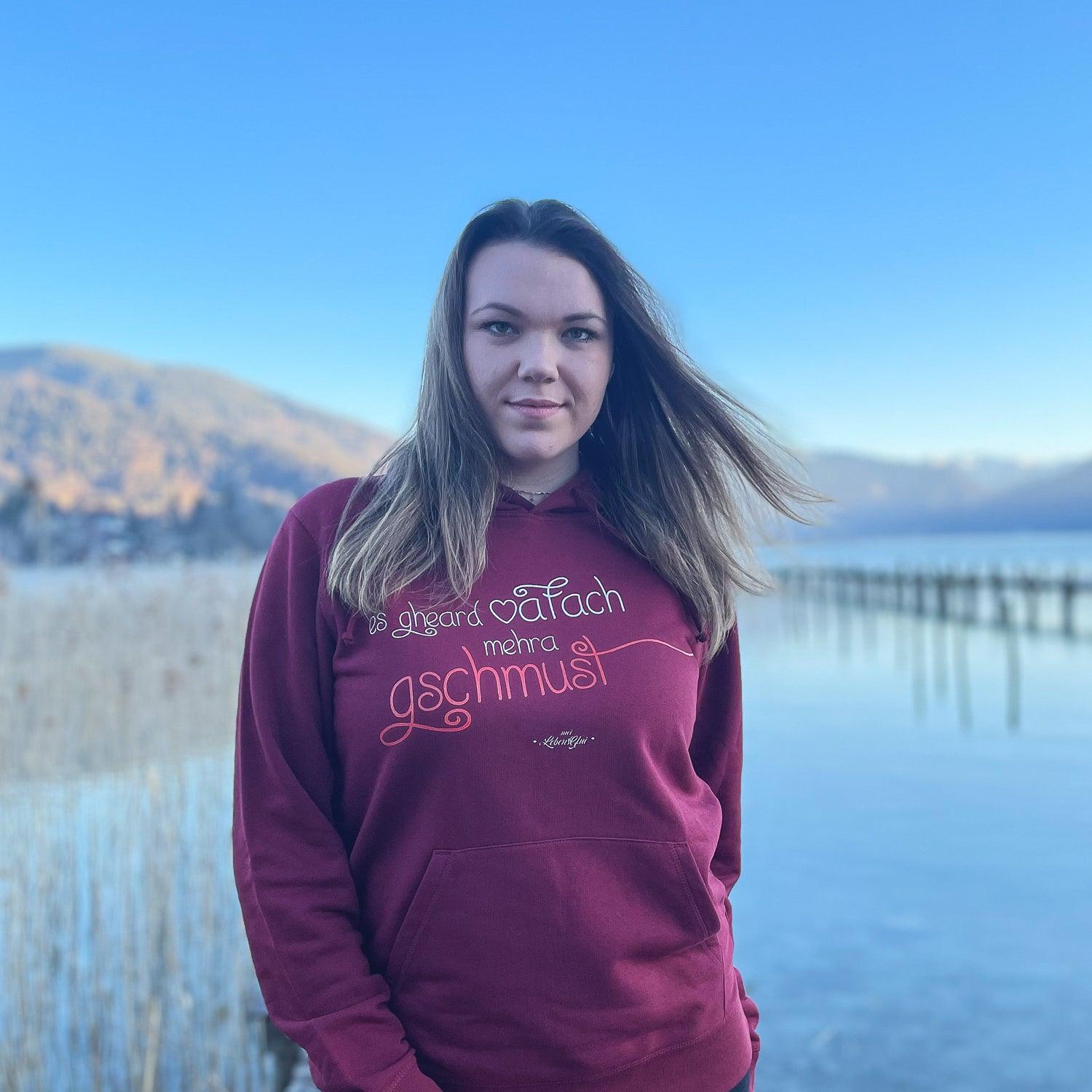 Damen Hoodie in Rosa mit weißem "Gschmust"-Schriftzug, Kapuze, Kängurutasche, Bio-Baumwollmix, taillierter Schnitt.