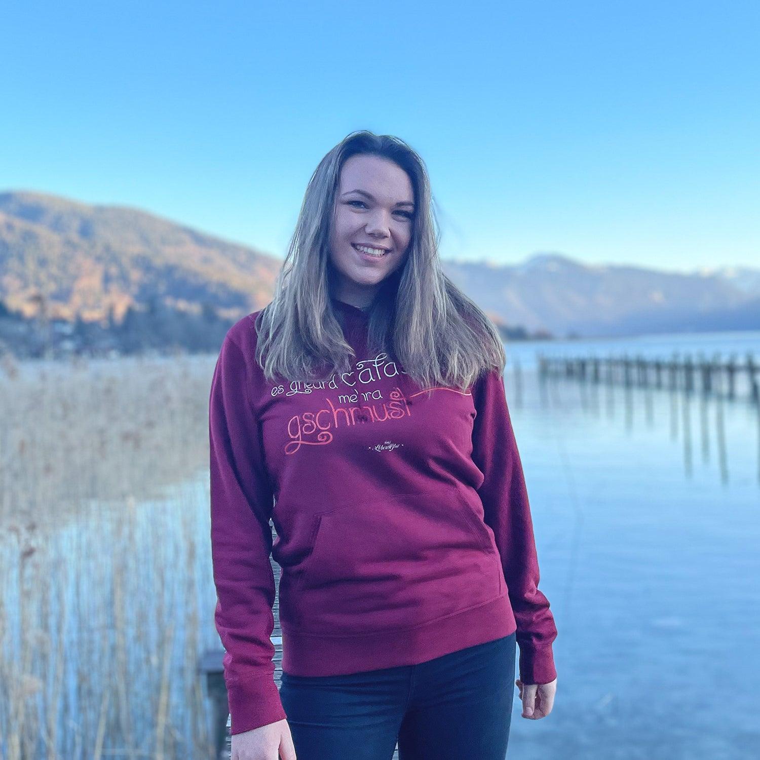 Damen Hoodie in Altrosa mit Kapuze, Frontdruck „Gschmust“, Kängurutasche, Bio-Baumwollmix, taillierter Schnitt.