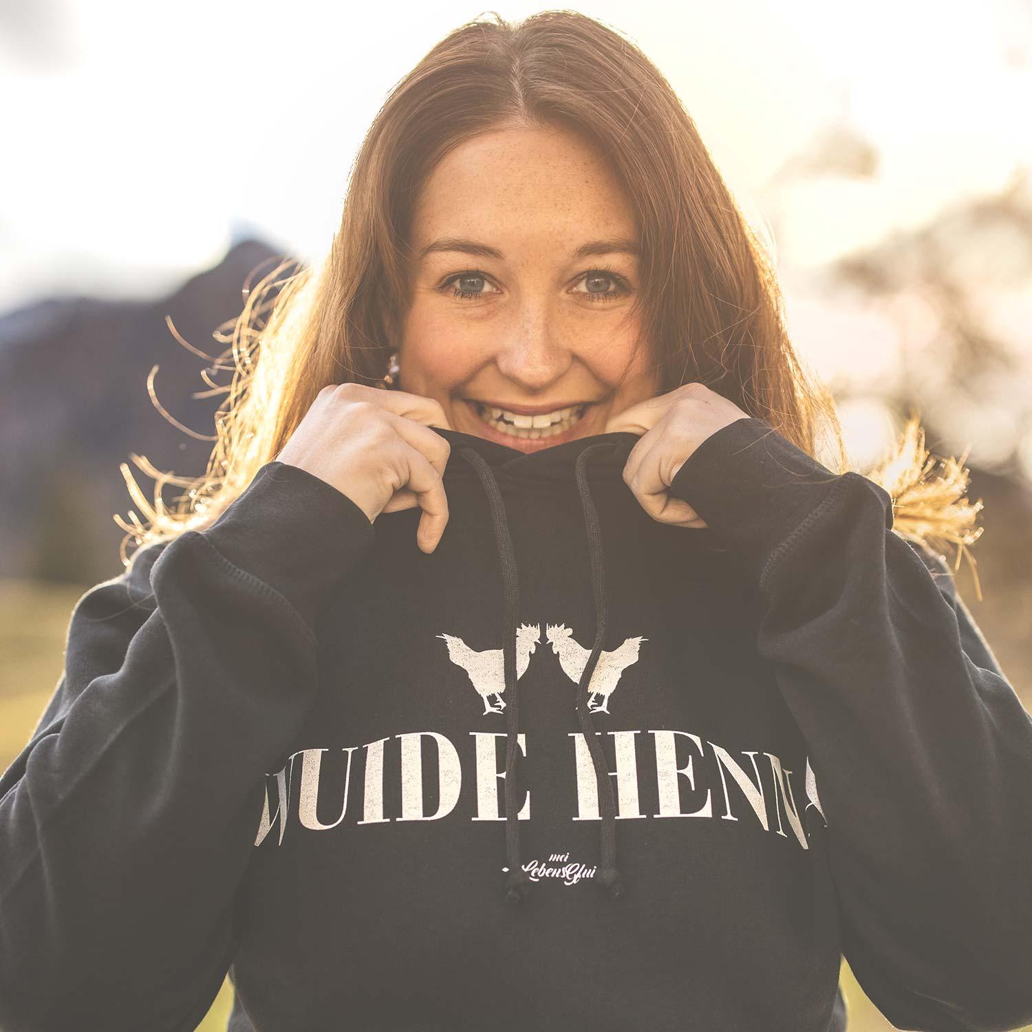 Damen Hoodie in Dunkelgrau mit weißem Frontprint „Wuide Henna“, Kapuze, Kängurutasche, Bio-Baumwollmix.