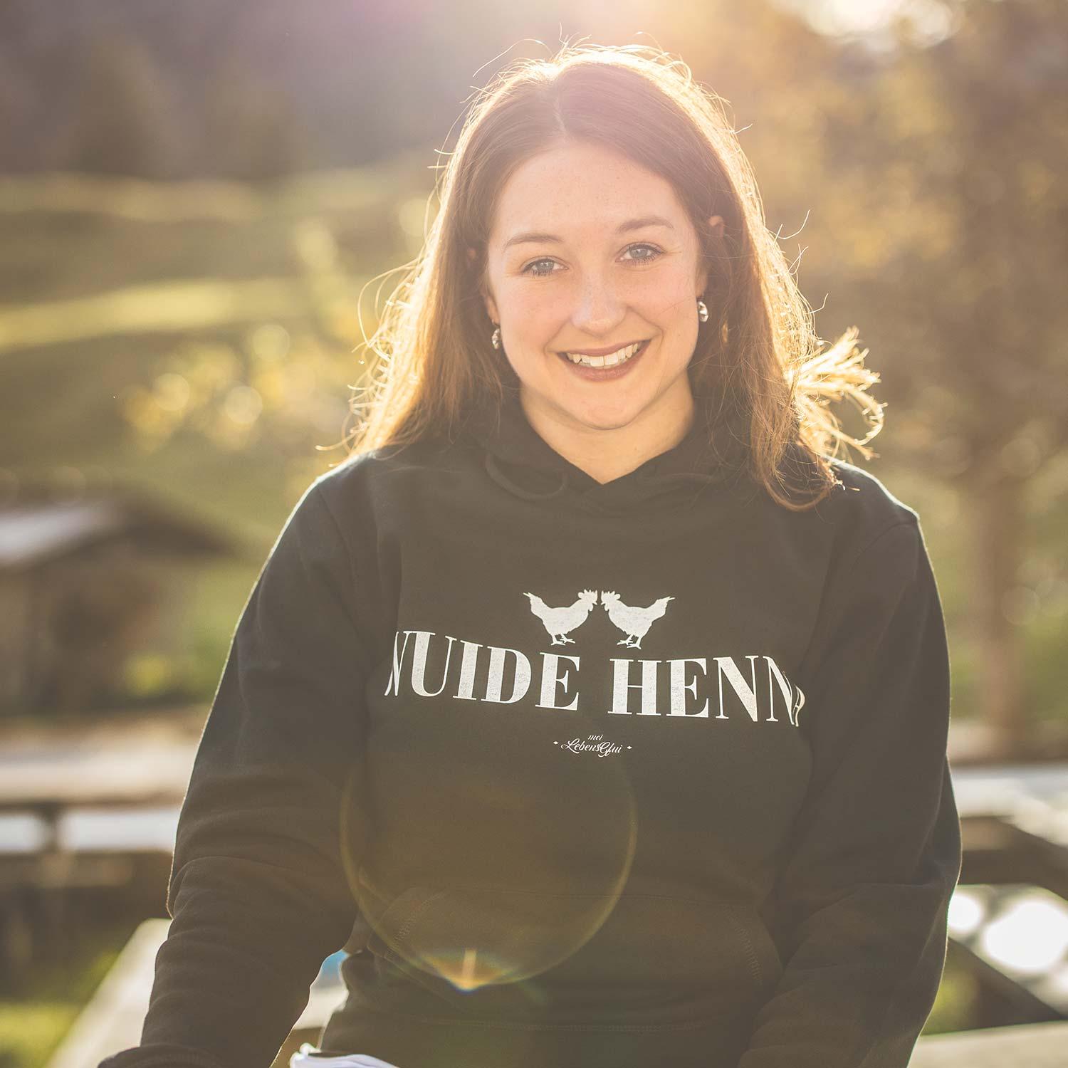 Damen Hoodie in Altrosa mit weißem Frontprint „Wuide Henna“, Kapuze, Kängurutasche, Bio-Baumwollmix.