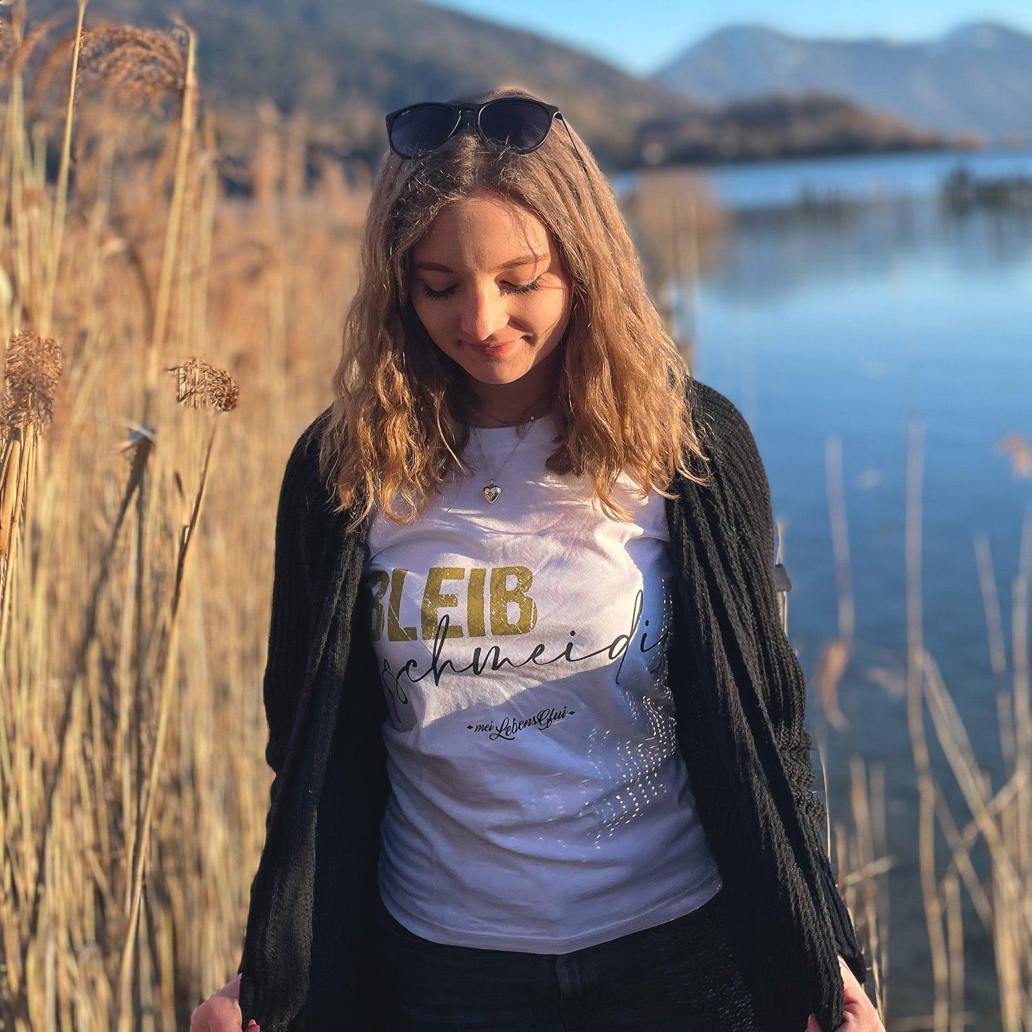 Damen T-Shirt in Beige mit bayerischem Schriftzug „Bleib gschmeidig“, aus 100 % Bio-Baumwolle, Rundhalsausschnitt.