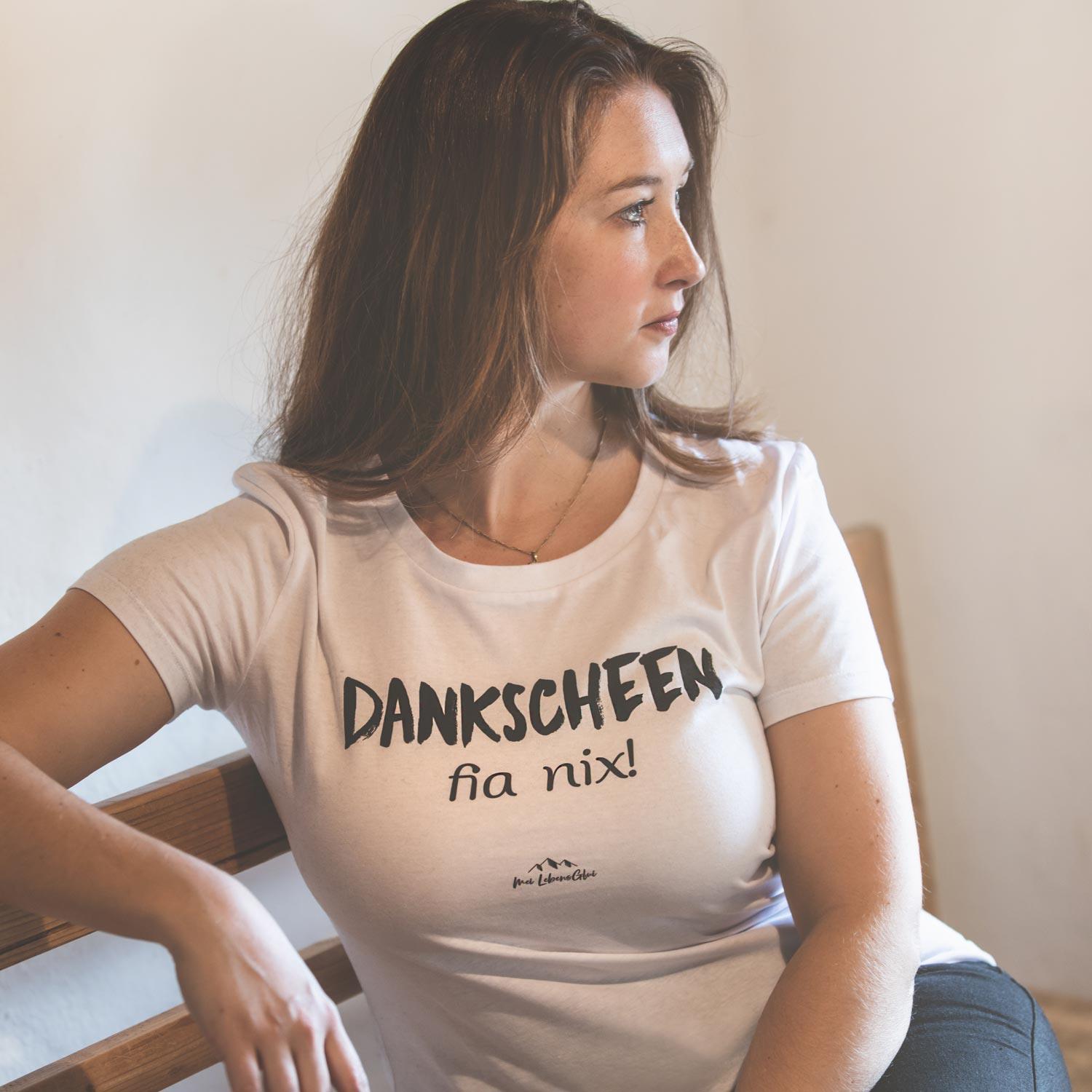 Damen T-Shirt mit zentralem Schriftzug „Dankscheen – fia nix!“, Rundhalsausschnitt, aus 100 % Bio-Baumwolle.