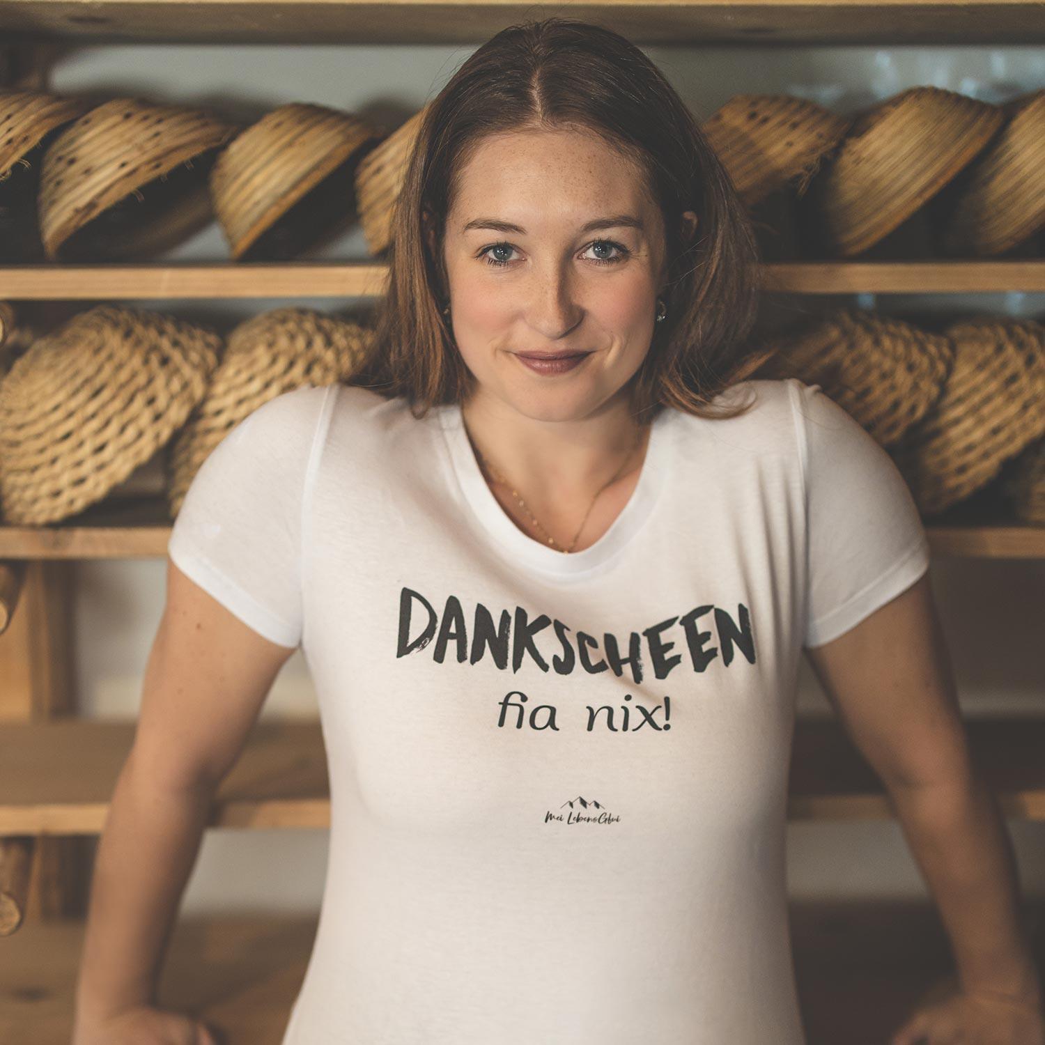 Damen T-Shirt mit auffälligem „Dankscheen – fia nix!” Schriftzug in bayerischer Mundart, aus 100 % Bio-Baumwolle.
