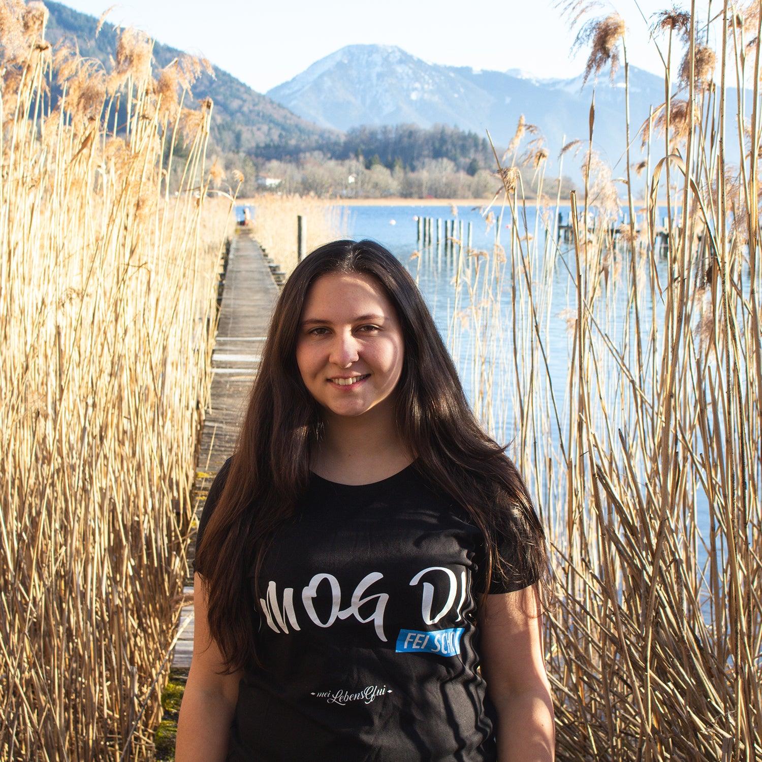 Damen T-Shirt in Dunkelblau mit weißem Aufdruck „I MOG DI, fei scho“, Rundhals, 100 % Bio-Baumwolle.