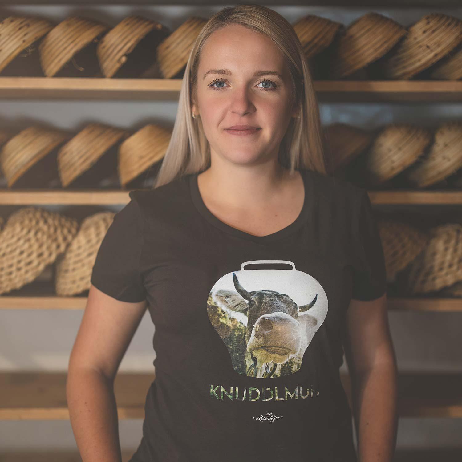 Damen T-Shirt in Weiß mit bunter Kuh-Grafik, Frontprint „Knuddlmuh“, Bio-Baumwolle, kurzärmelig.