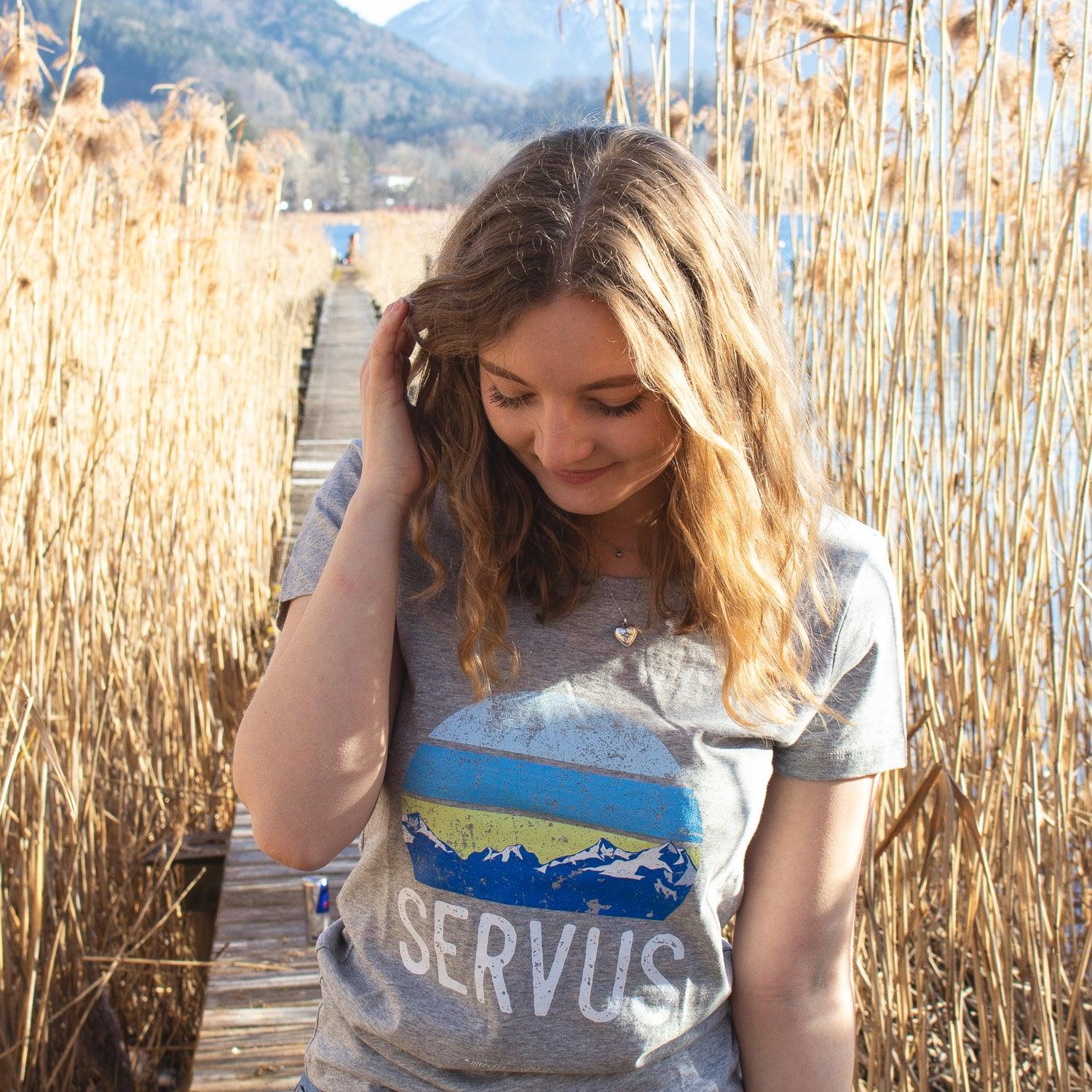 Damen T-Shirt in Dunkelblau mit weißem „Servus“-Schriftzug, kurzarm, Rundhalsausschnitt, Bio-Baumwolle.