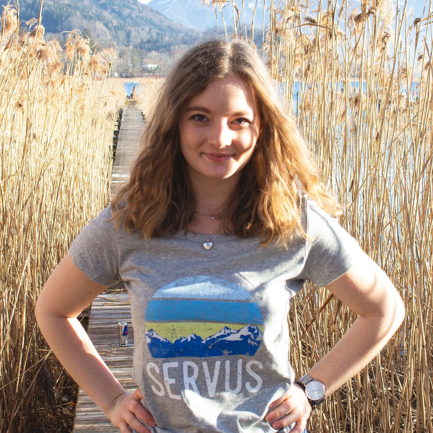 Graues Damen-T-Shirt mit weißem „Servus“-Schriftzug, taillierter Schnitt, Bio-Baumwolle, hochwertiger Druck.