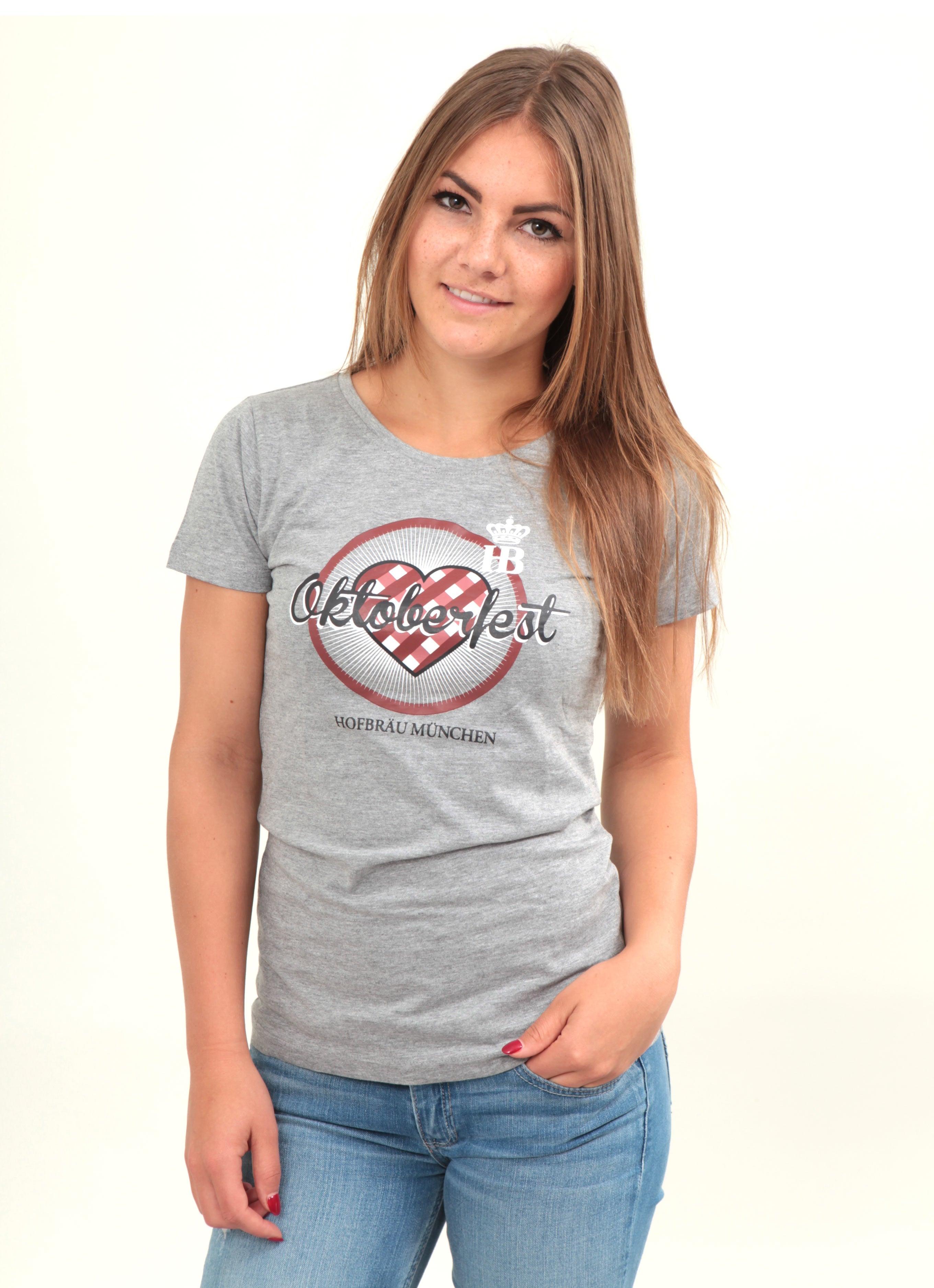 Damenshirt in Weiß mit rotem Herzmotiv im Karomuster und Oktoberfest-Schriftzug, aus weicher Baumwolle.