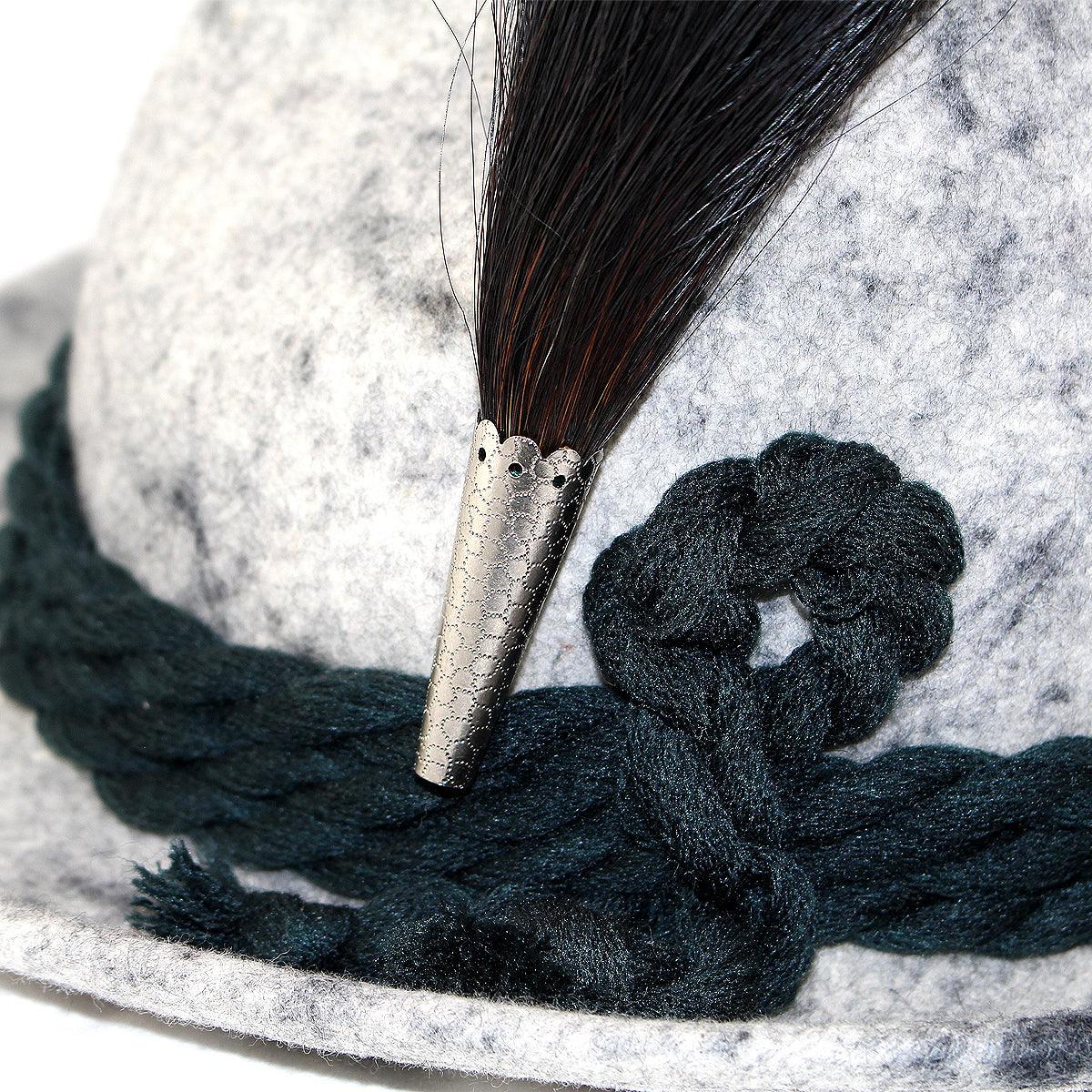 Traditioneller Gamsbart mit dichter, dunkelbrauner Quaste und silberner Metallhülse, Höhe ca. 16 cm.