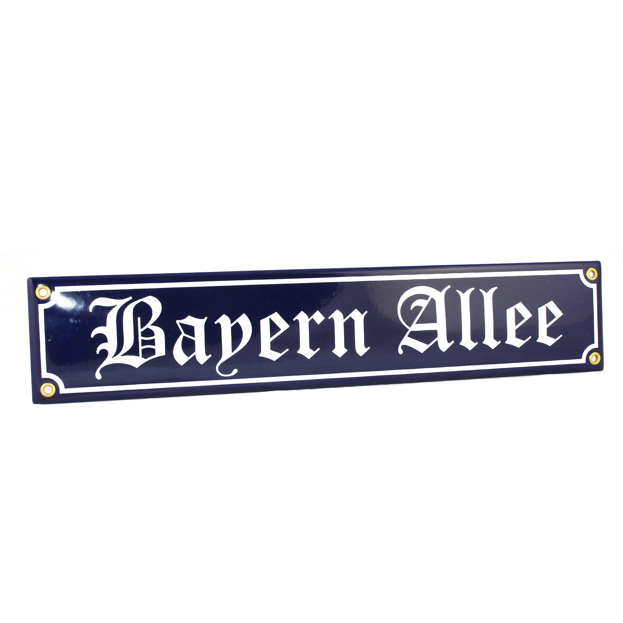 Emaille-Schild in Straßenschildoptik mit Schriftzug "Bayern Allee" auf blauem Hintergrund, rechteckig, glänzend.