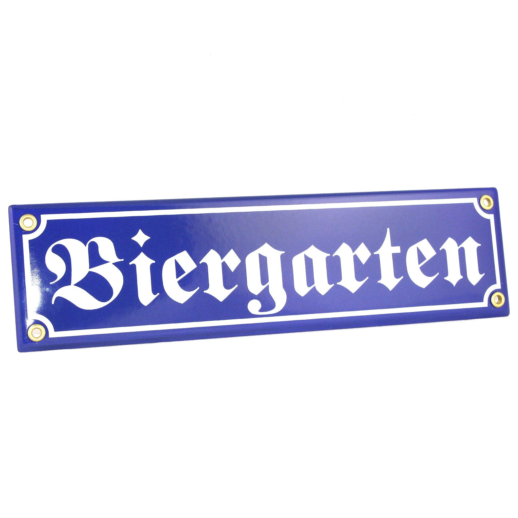 Emaille-Schild in Weiß mit schwarzem Schriftzug "Biergarten", rechteckig, glänzend, mit Metallösen zur Befestigung.