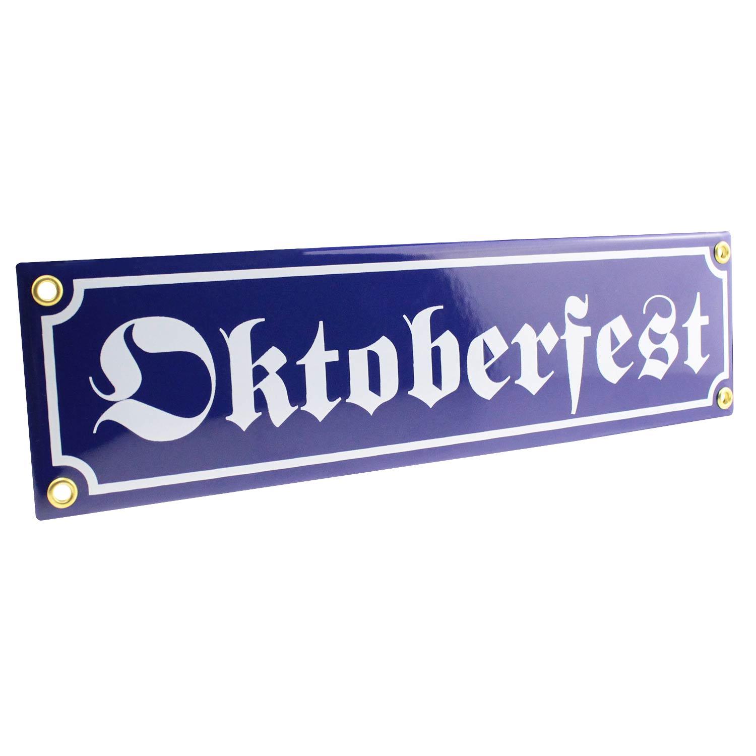 Rechteckiges Emaille-Schild aus Metall in Blau-Weiß mit Rautenmuster und dem Schriftzug „Oktoberfest“.