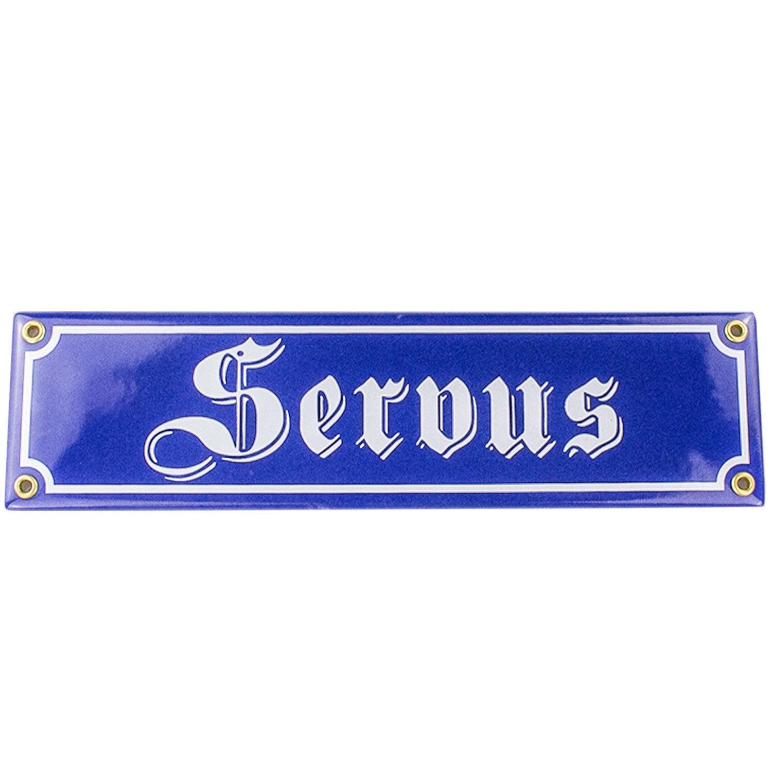 Rechteckiges Emaille-Schild mit weißer Schrift „Servus“ auf rotem Hintergrund und 4 Metallösen zur Befestigung.