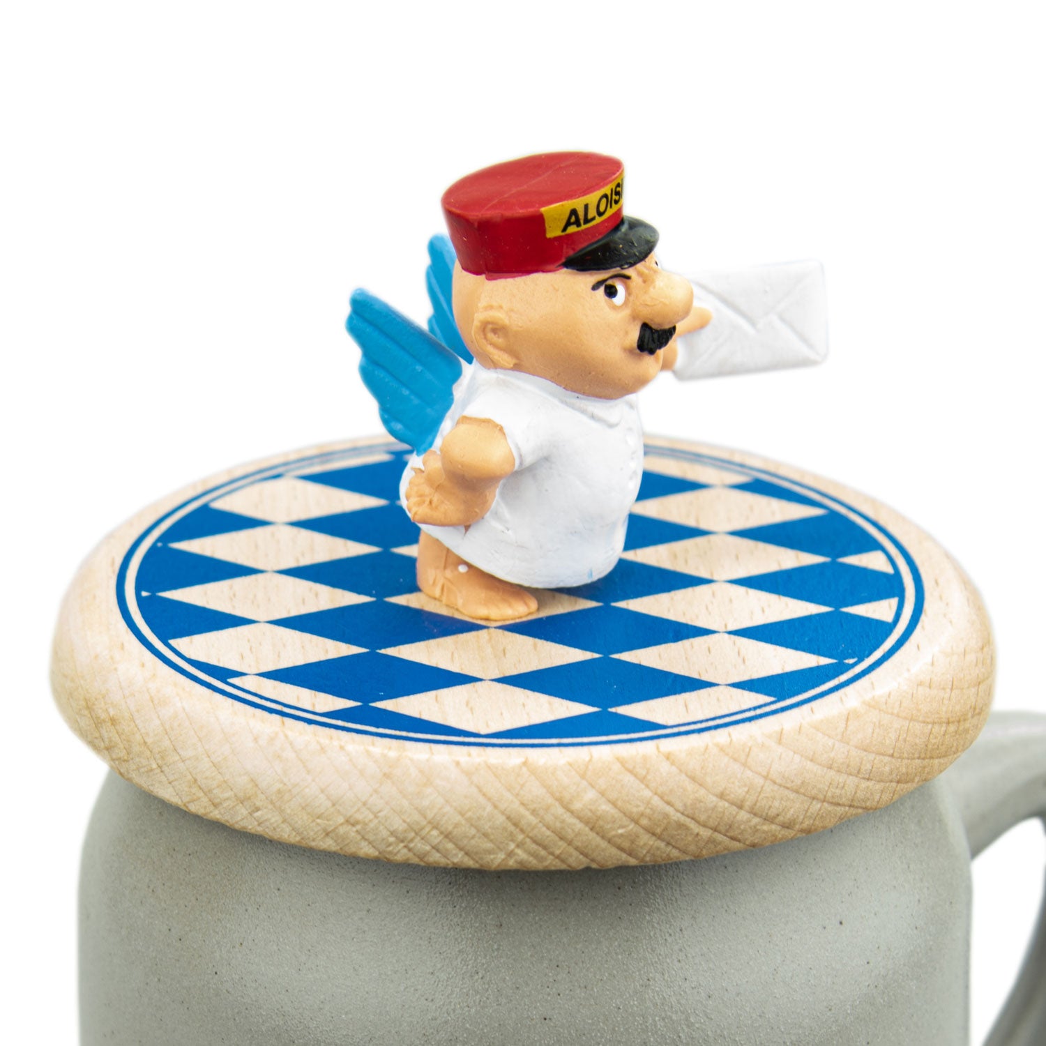 Runder Bierglasdeckel aus Holz mit kleiner Engel-Figur als Briefträger, Durchmesser ca. 10 cm, Figur ca. 5 cm.