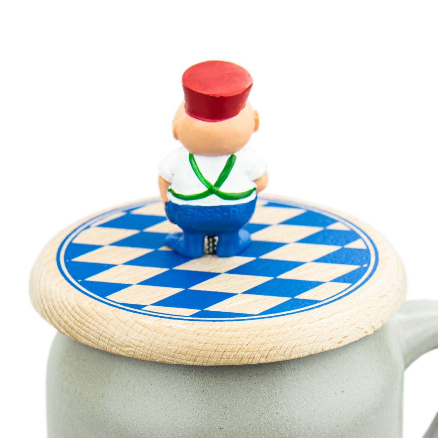 Runder Bierglasdeckel aus Holz mit kleiner Figur eines Dienstmanns und Aufschrift „Münchner im Himmel“, Ø ca. 10 cm.