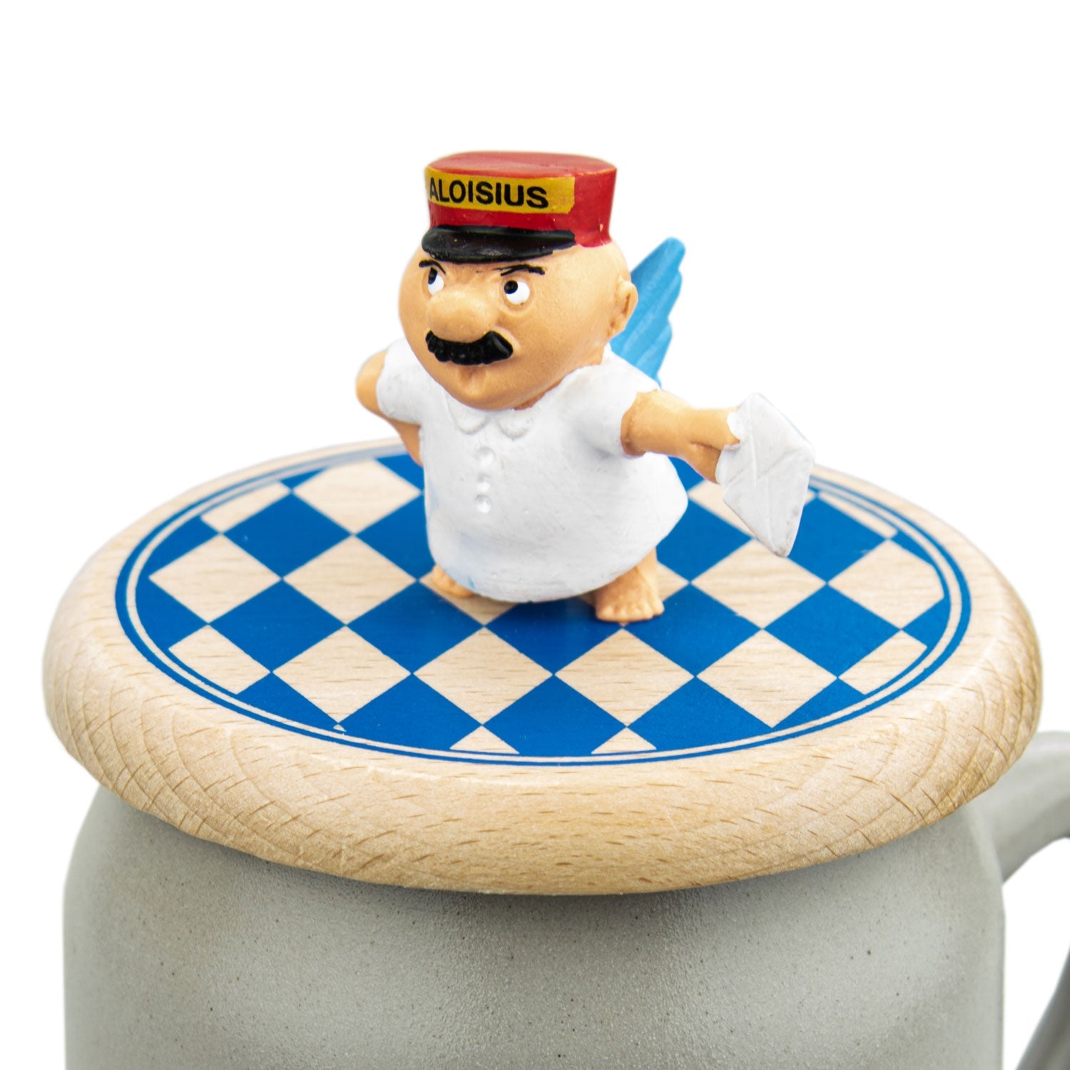 Handbemalter Engel Aloisius Bierdeckel Engerl sitzt auf bayerisch-blauem Rautenmuster aus Holz.