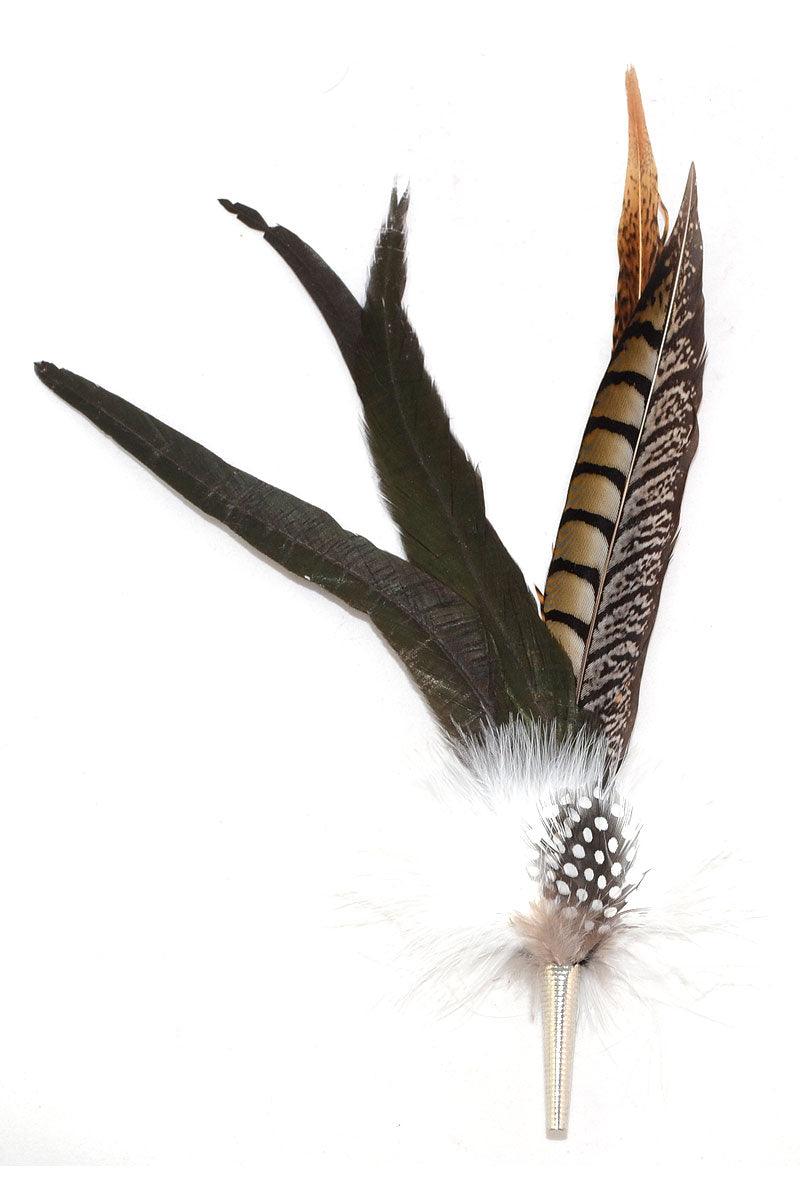 Federschmuck aus gemischten Hahnen- und Fasanenfedern in Braun-, Schwarz- und Naturtönen, ca. 30–32 cm lang.