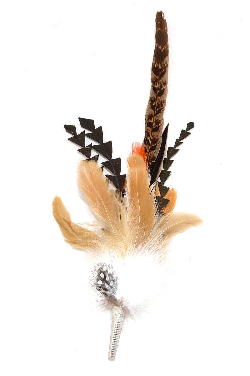 Gezackter Federschmuck aus braunen Hahnen- und Fasanenfedern mit Metallhülse und Sicherheitsverschluss, 30–32 cm lang.