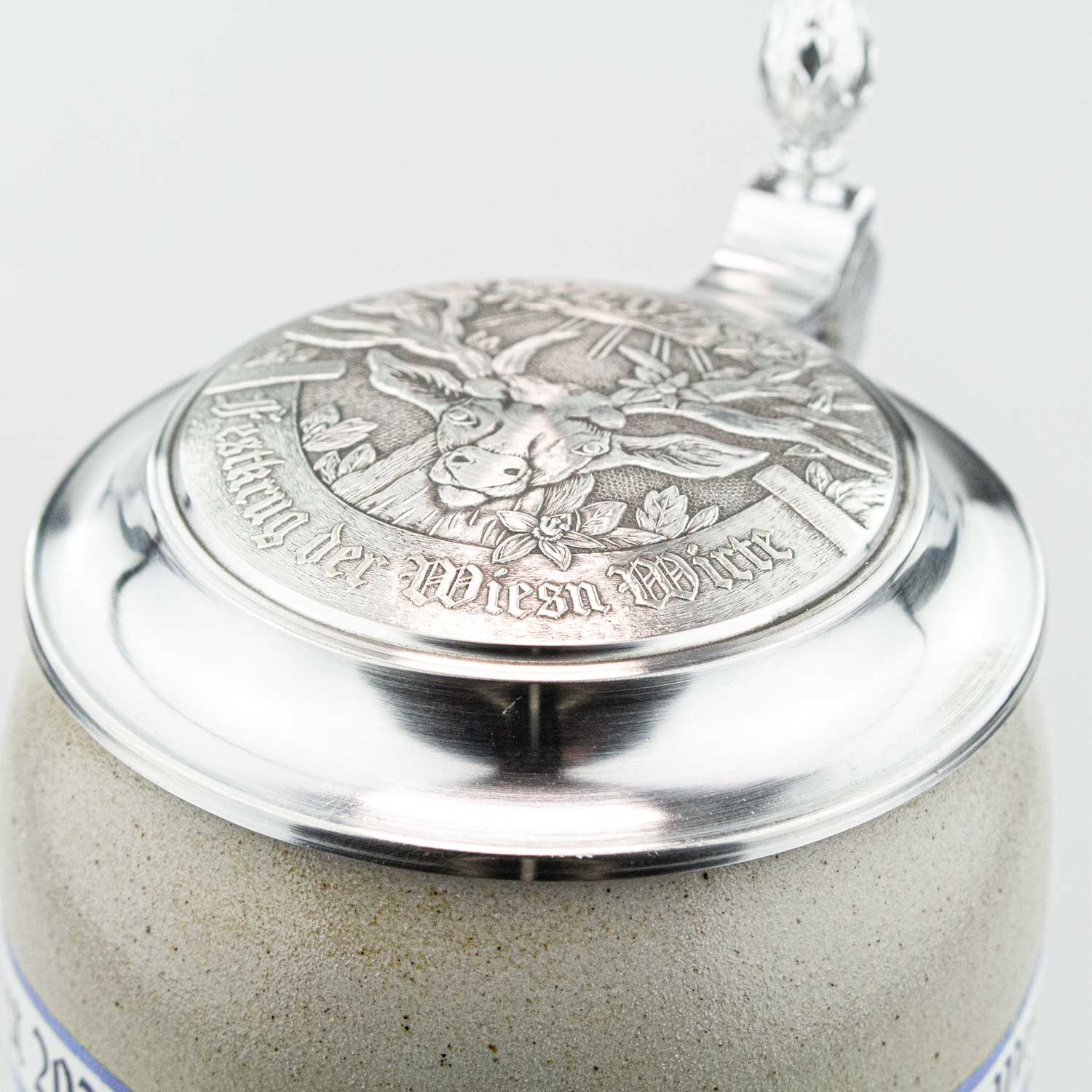 Oktoberfest-Steinkrug 2023 mit Zinndeckel, farbigem Wiesn-Motiv und eingeprägter Jahreszahl, 1,0 Liter, nummeriert.