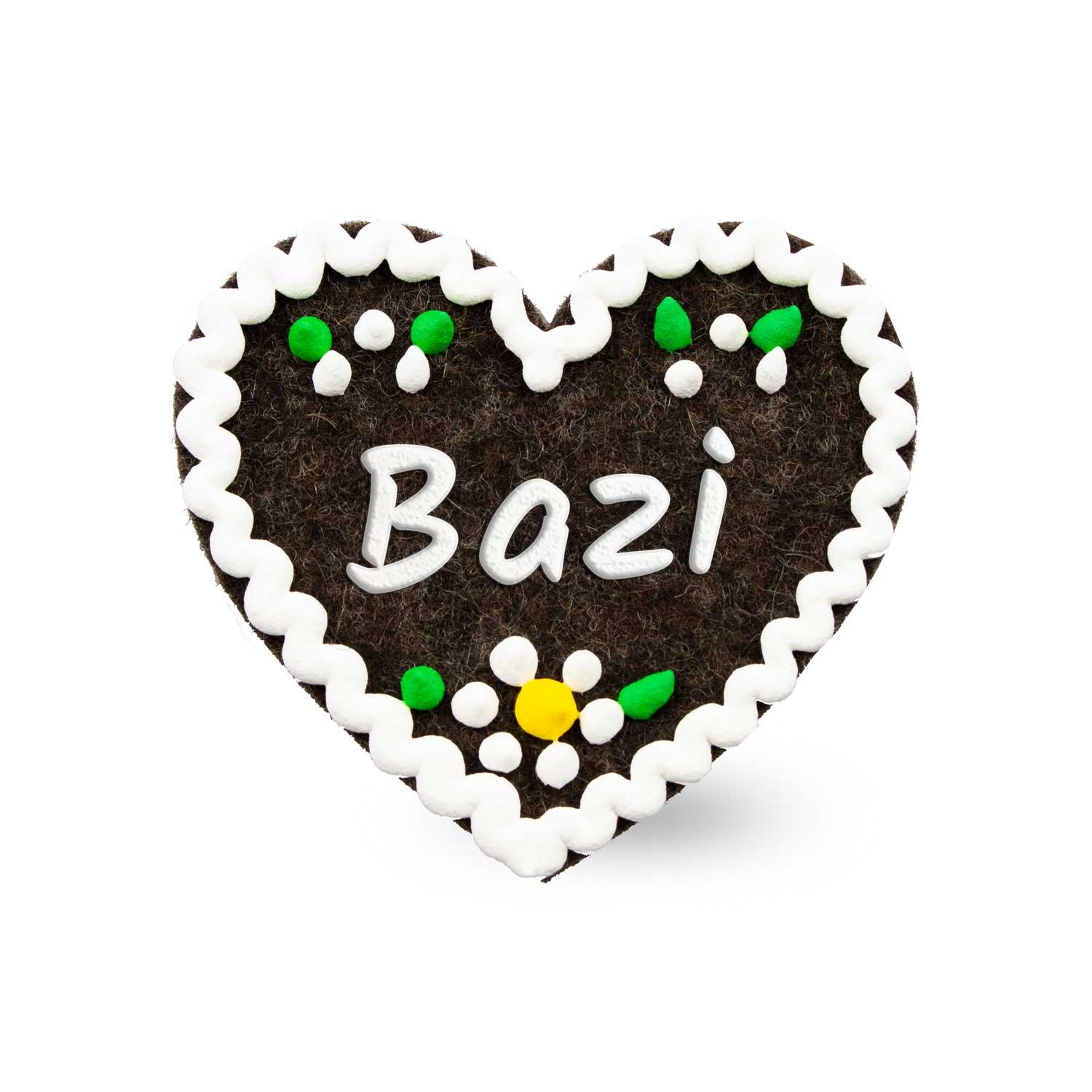 Herzförmiger Filz-Anstecker mit aufgesticktem Schriftzug „Bazi“ und Sicherheitsverschluss auf der Rückseite.