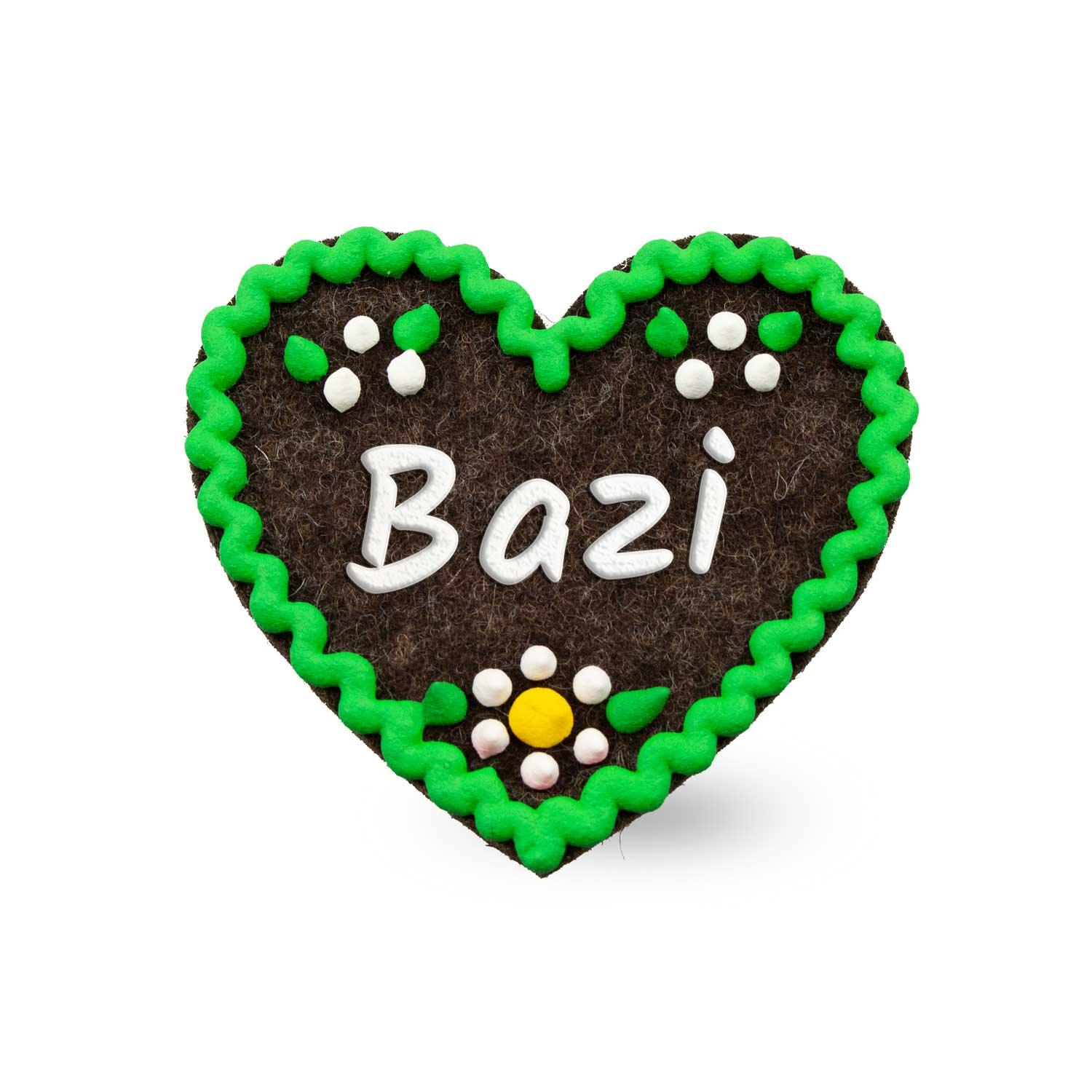 Herzförmiger Filz-Anstecker mit gesticktem Schriftzug „Bazi“ und Zierborte, Rückseite mit Sicherheitsnadel, ca. 6,5 x 7 cm.