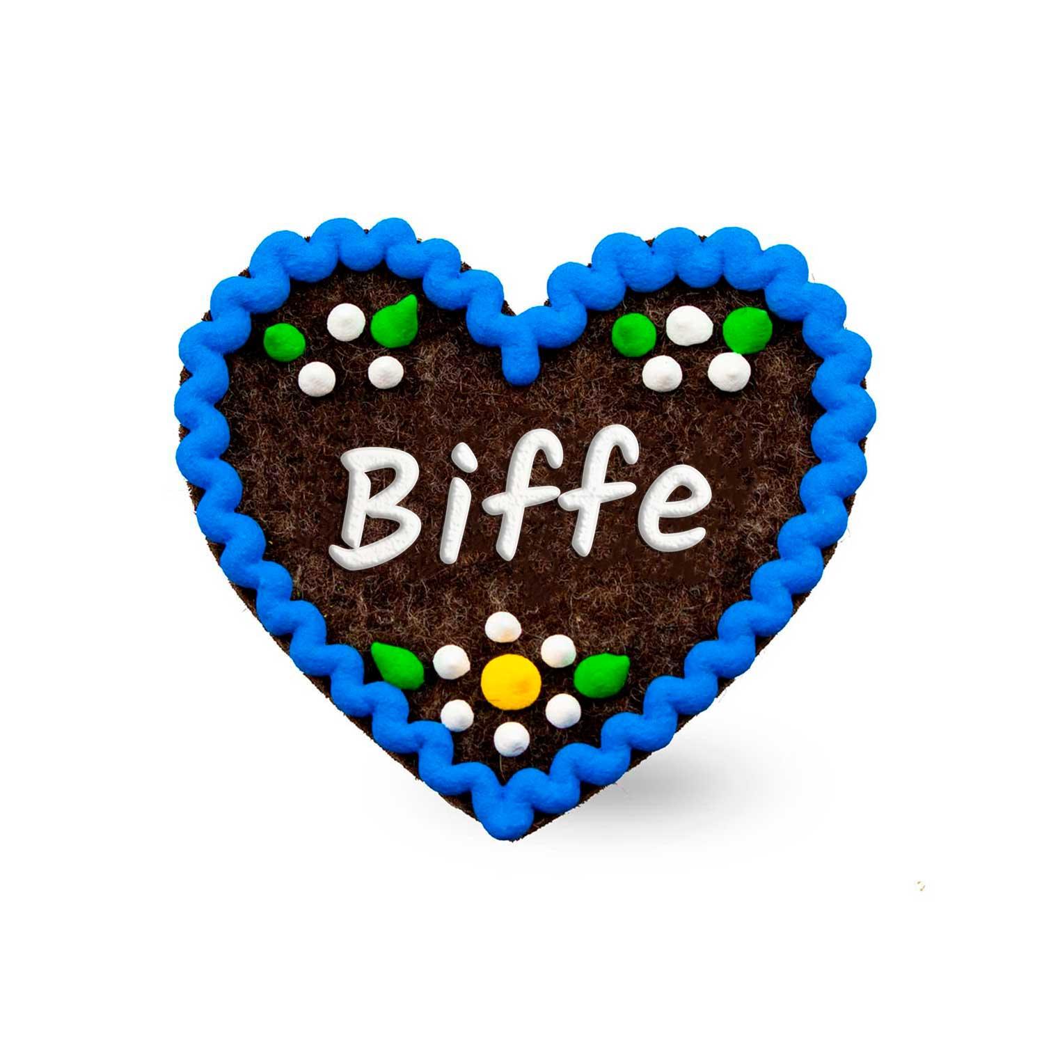 Herzförmiger Filz-Anstecker mit aufgesticktem Schriftzug „Biffe“, Sicherheitsnadel auf der Rückseite, ca. 6,5 × 7 cm.