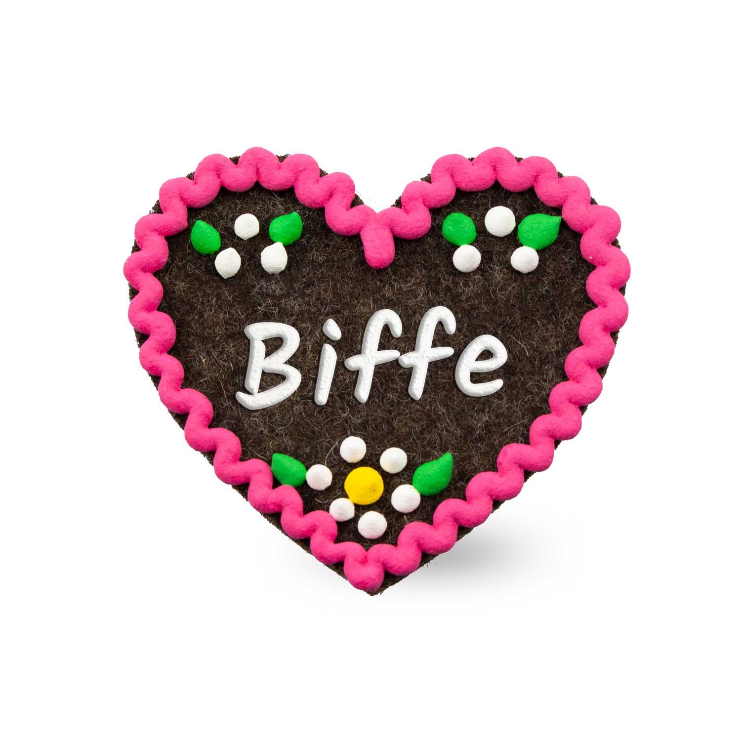 Filzherz-Anstecker in Herzform mit aufgesticktem Schriftzug „Biffe“, Sicherheitsverschluss auf der Rückseite, ca. 6,5 x 7 cm.