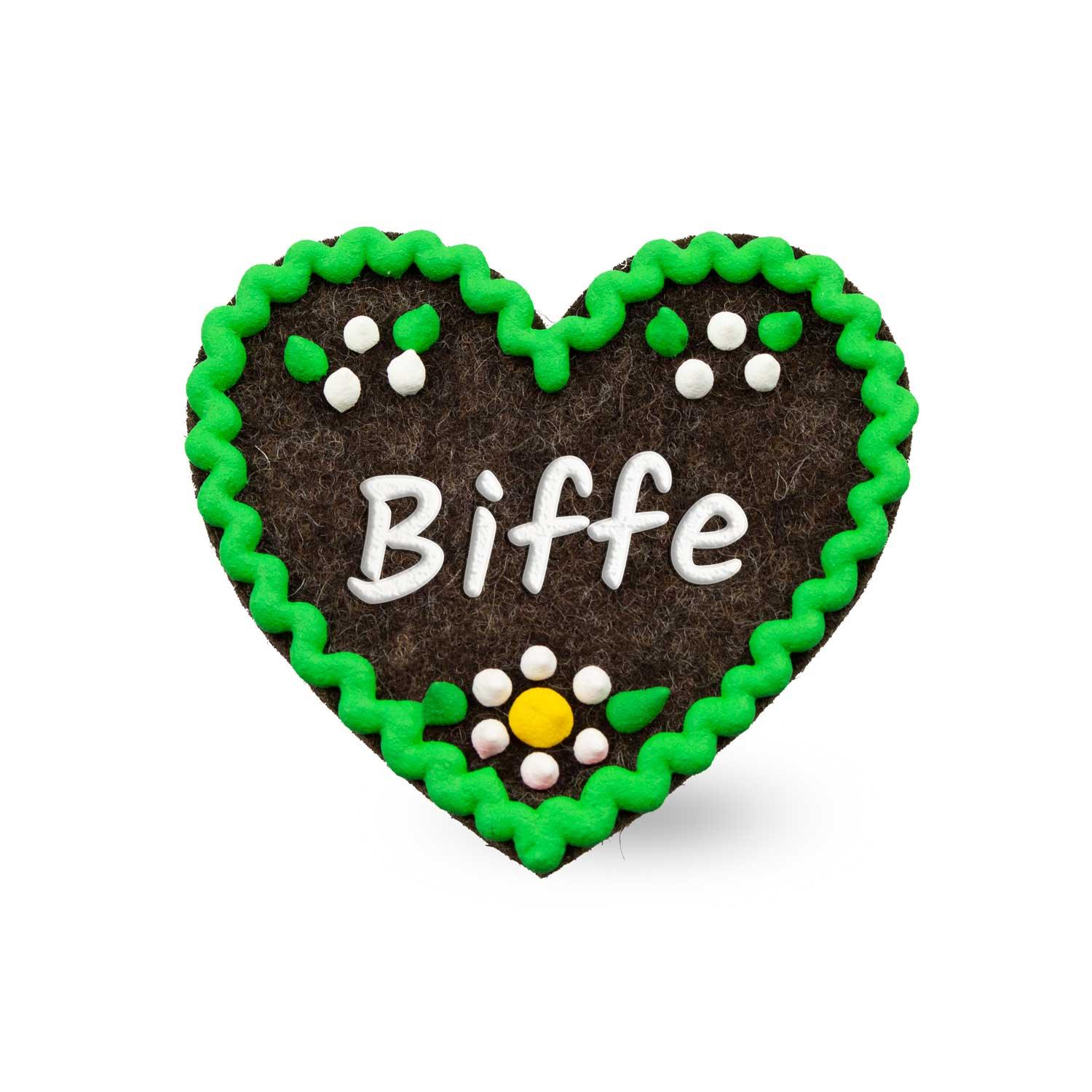 Herzförmiger Filz-Anstecker mit gesticktem Schriftzug „Biffe“, Sicherheitsnadel auf Rückseite, ca. 6,5 x 7 cm.