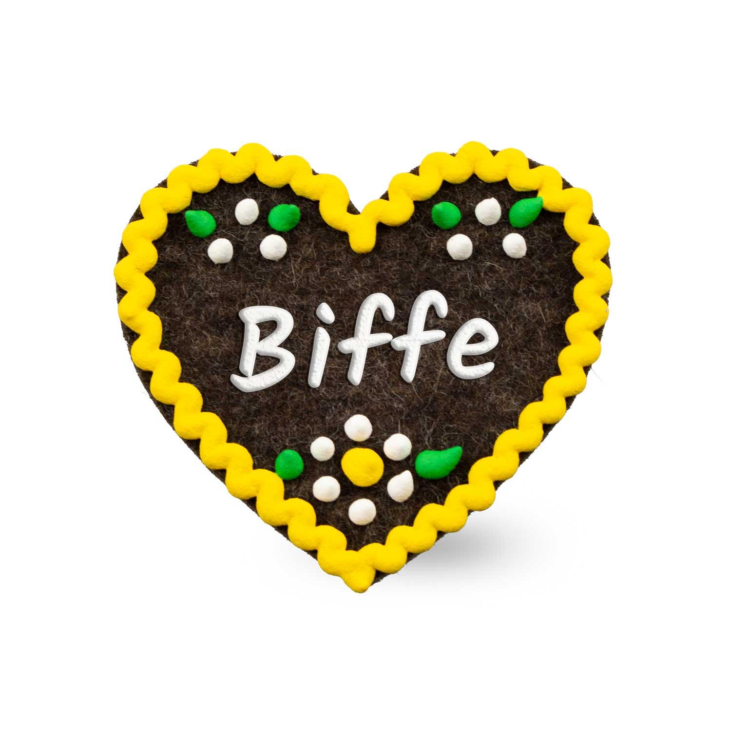 Herzförmiger Filz-Anstecker mit aufgesticktem Schriftzug „Biffe“, Sicherheitsverschluss auf der Rückseite, ca. 6,5 × 7 cm.