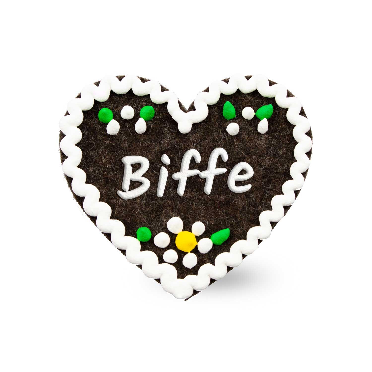 Filzherz-Anstecker in Herzform mit Sicherheitsverschluss und aufgesticktem Schriftzug „Biffe“, ca. 6,5 x 7 cm.