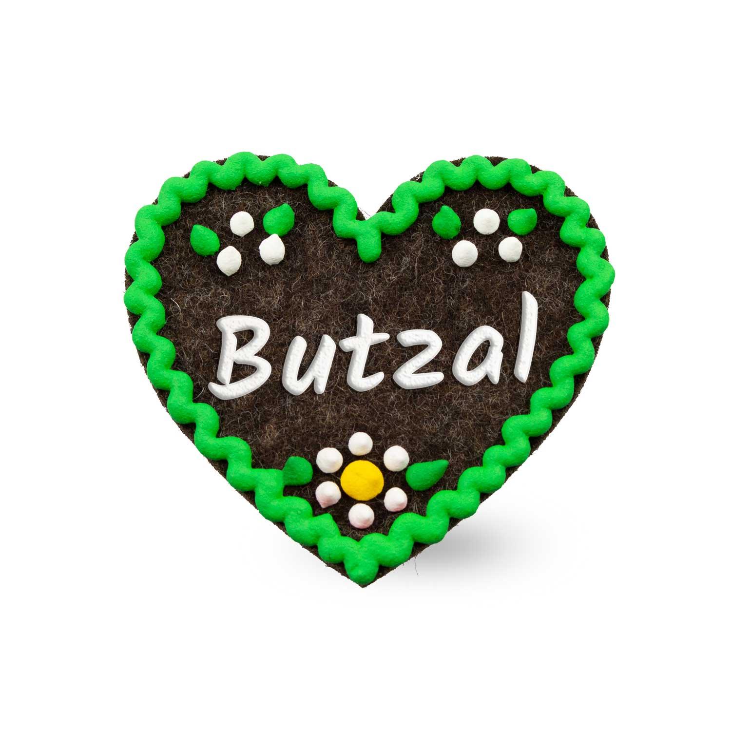 Herzförmiger Filz-Anstecker mit ausgestanztem Schriftzug „Butzal“ und Sicherheitsverschluss auf der Rückseite.