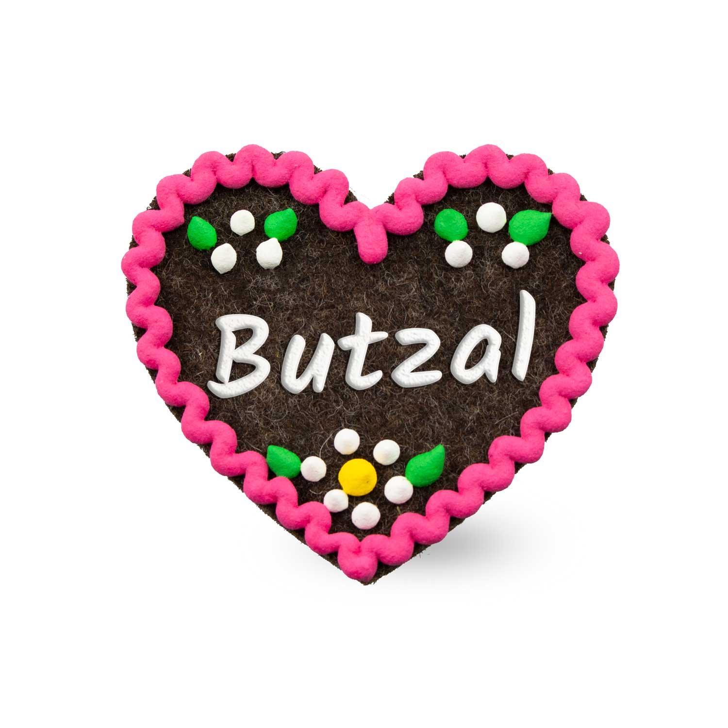 Filzherz-Anstecker in Herzform mit gesticktem Schriftzug "Butzal" und Sicherheitsverschluss auf der Rückseite, ca. 6,5 x 7 cm.
