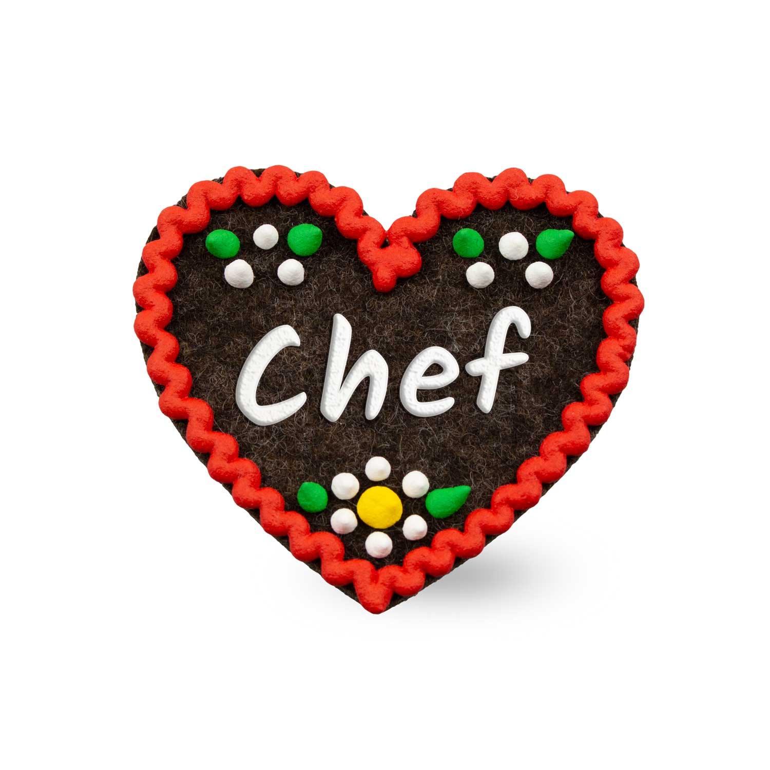 Herzförmiger Filz-Anstecker mit aufgesticktem Schriftzug "Chef" und Sicherheitsverschluss auf der Rückseite, ca. 6,5 x 7 cm.