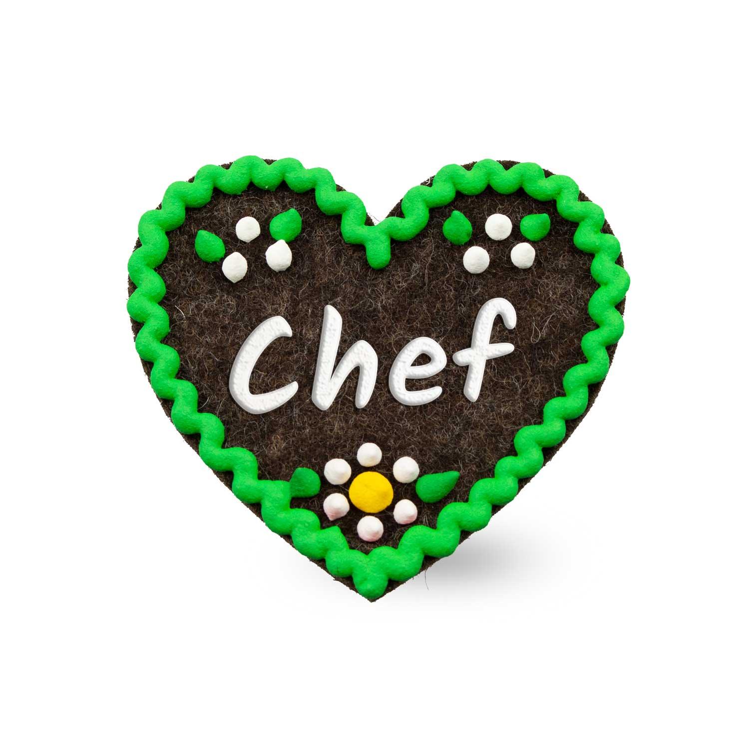 Filzherz-Anstecker in Herzform mit aufgesticktem Schriftzug „Chef“, Sicherheitsverschluss auf der Rückseite, ca. 6,5 x 7 cm.